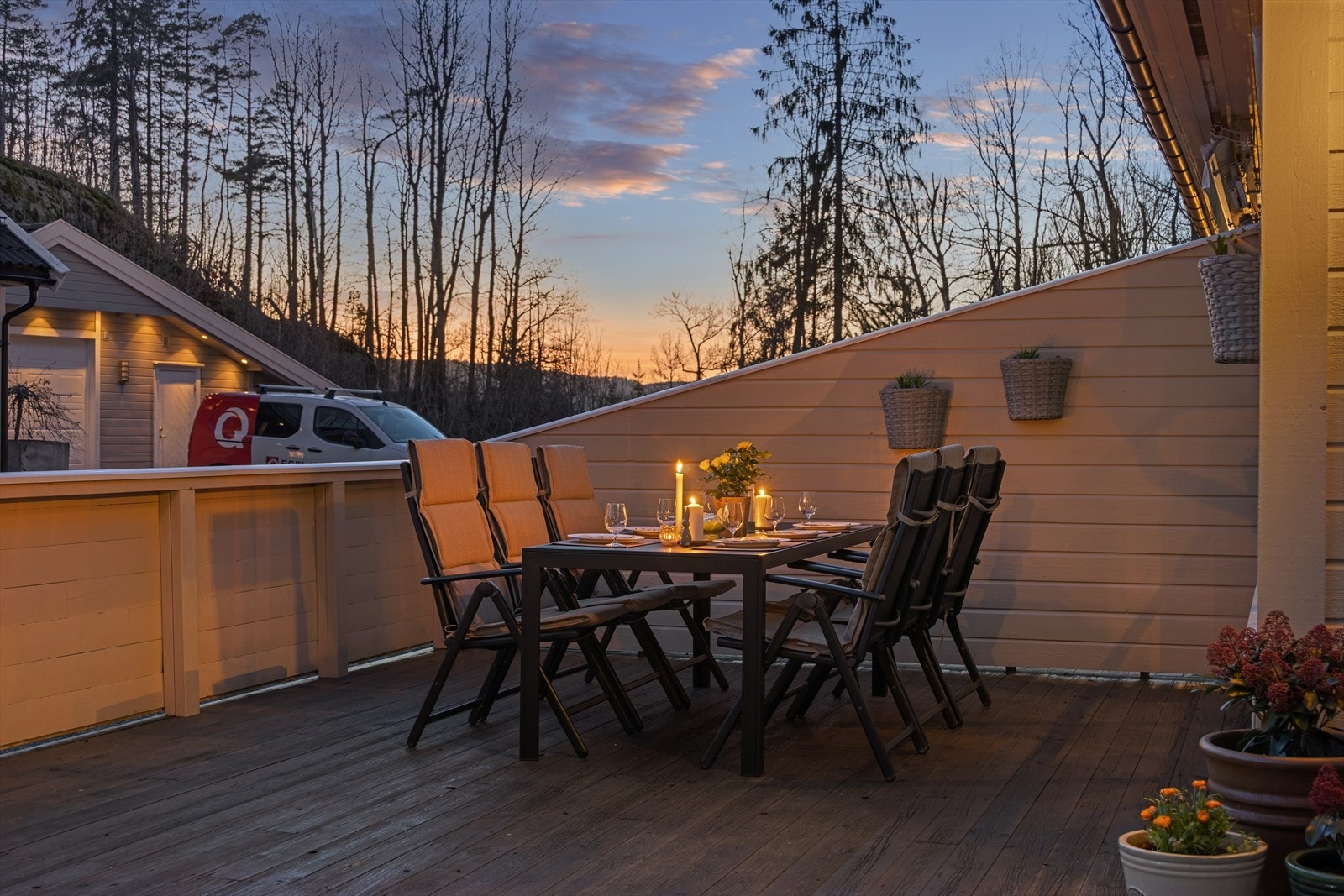 Boligen ligger i et attraktivt og barnevennlig område med nærhet til turområder og gode solforhold. Galleribilde