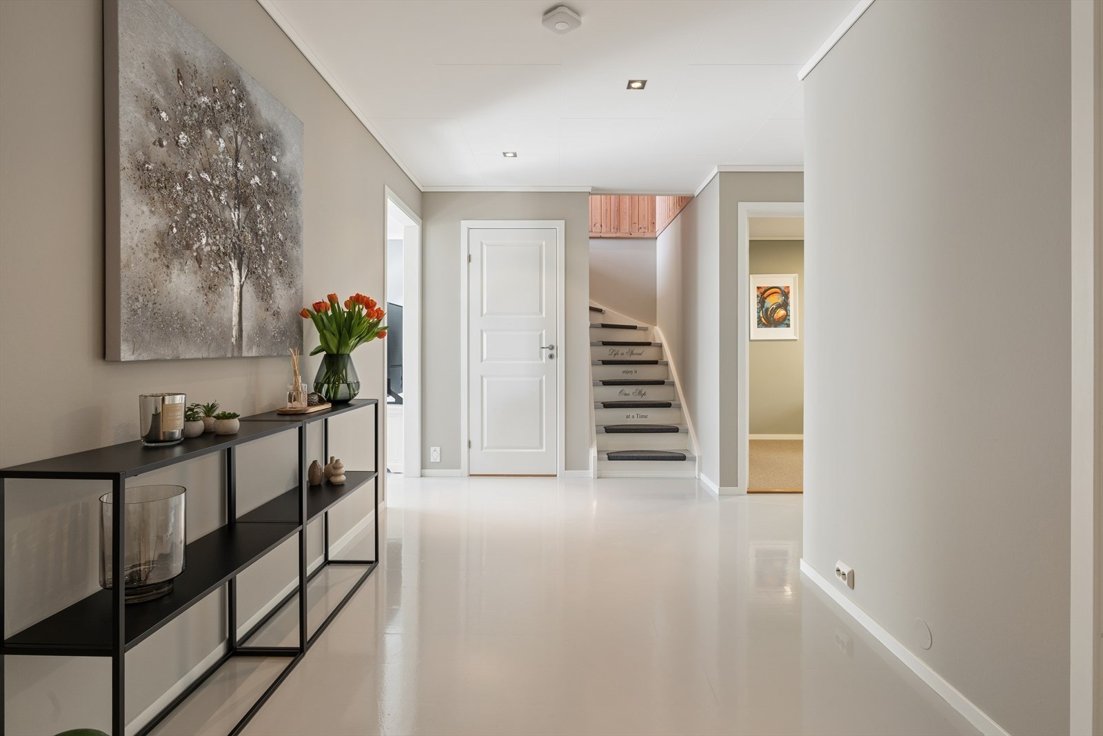 Gangen er nymalt i 2026 og det er godt med lagringsplass under trappen. Galleribilde