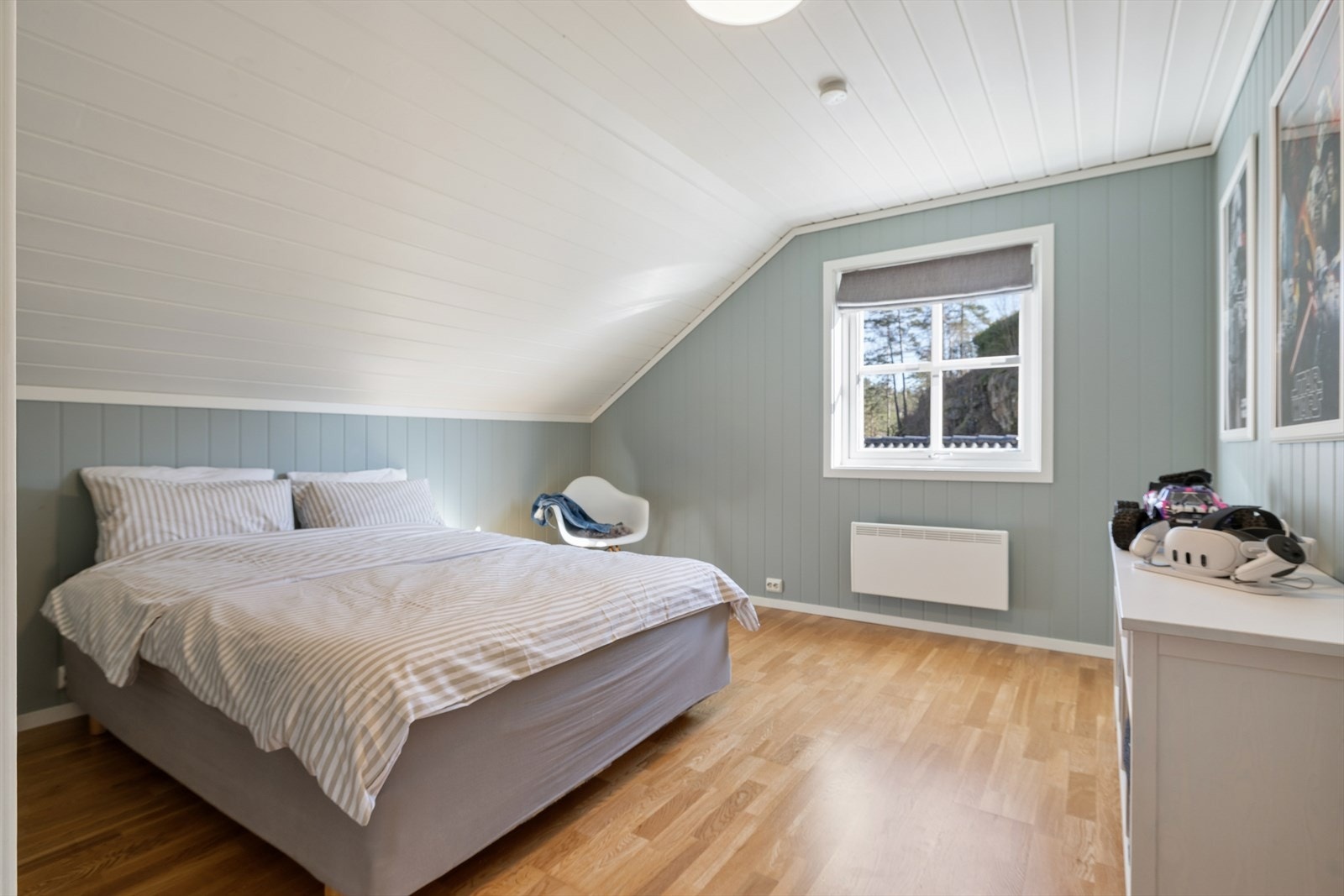 Videre finner du to flotte soverom på denne etasjen, begge med eikeparkett og tidsriktige fargevalg. Galleribilde