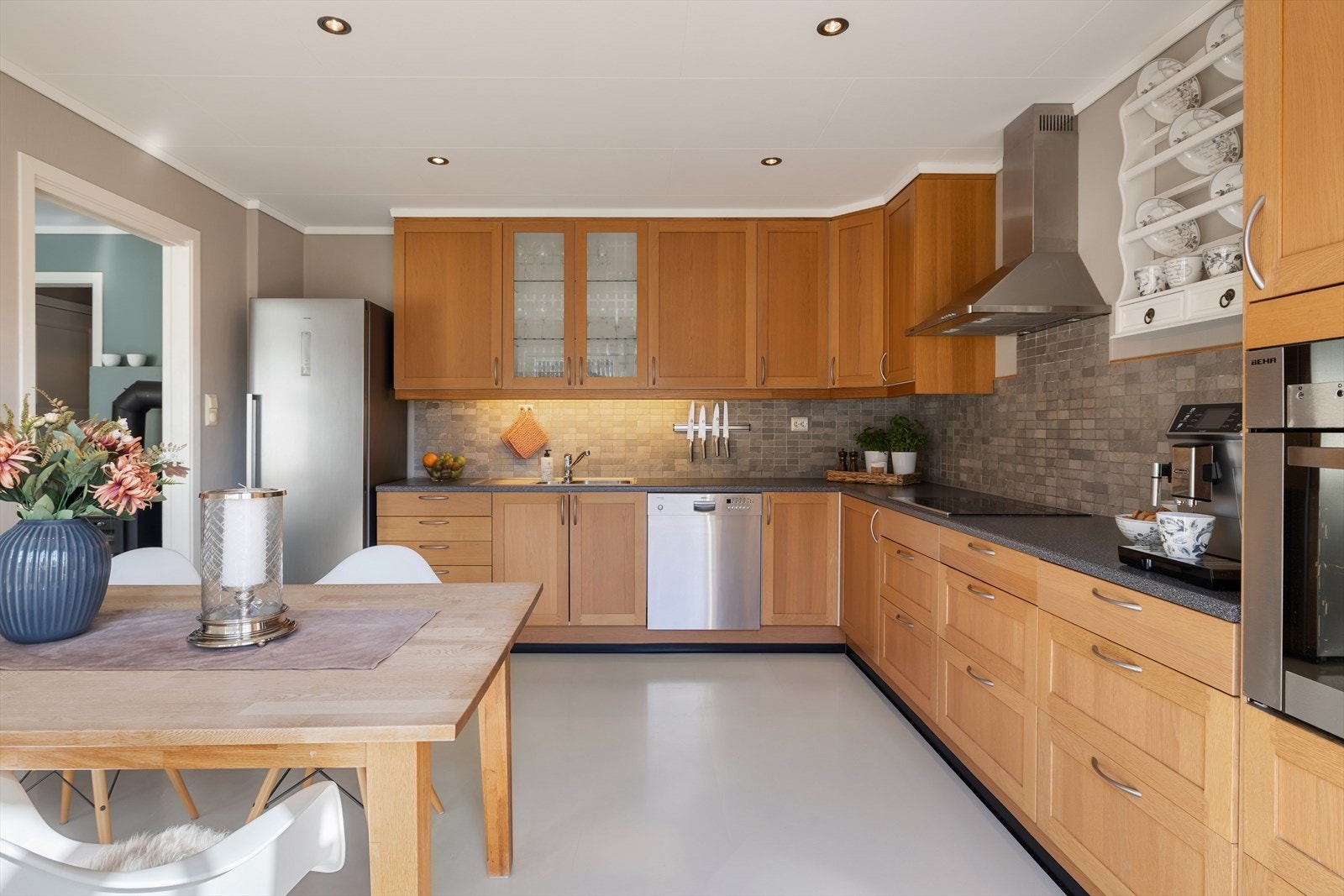 Innredningen har trefronter, grå laminert benkeplate og et nytt blandebatteri fra 2024. Galleribilde