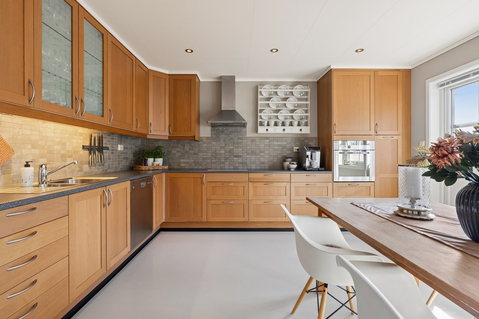 Kjøkkenet og stuen ligger i fin tilknytning sammen som skaper et delvis åpent sosialt allrom. Galleribilde