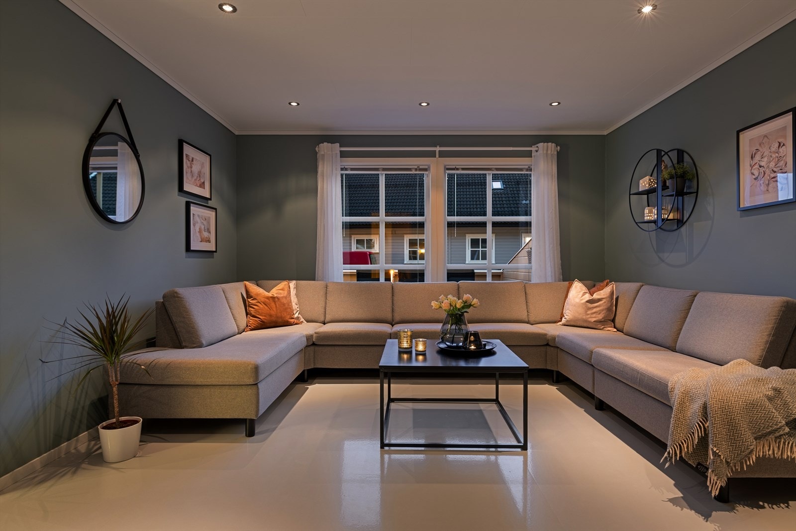 Stuen er like innbydende på dagtid - som på kveldstid. Galleribilde