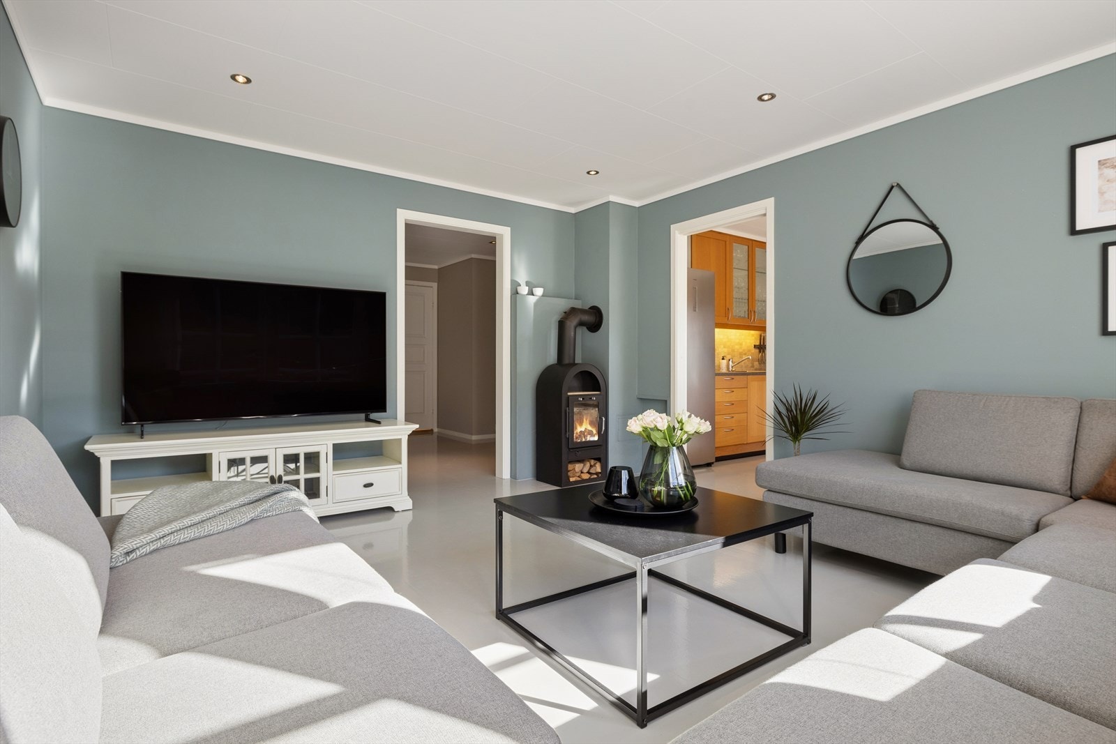 Her finner du en lys og hyggelig stue med store vinduer som slipper inn rikelig med dagslys. Galleribilde