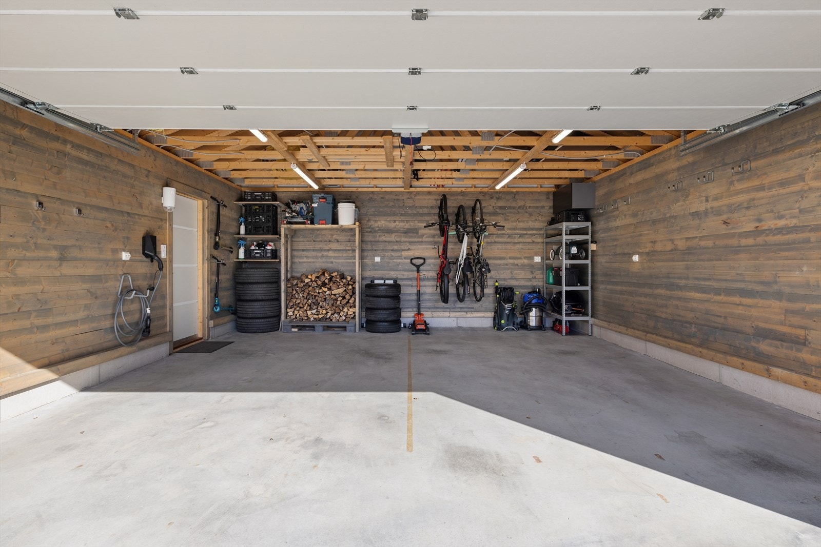 Dobbel garasje med el bil lader. Galleribilde