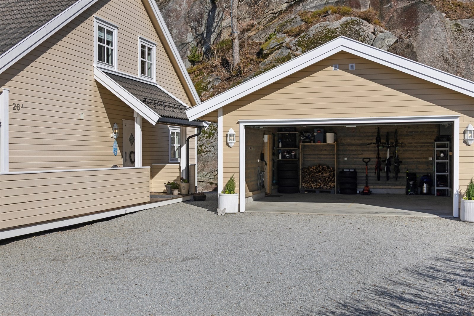 Garasjen ble oppført i 2020 - Kristiansen Bygg for Byggtorget Øvrebø Kassefabrikk / Frustøl AS / Bernt Frustøl Elektro. Galleribilde