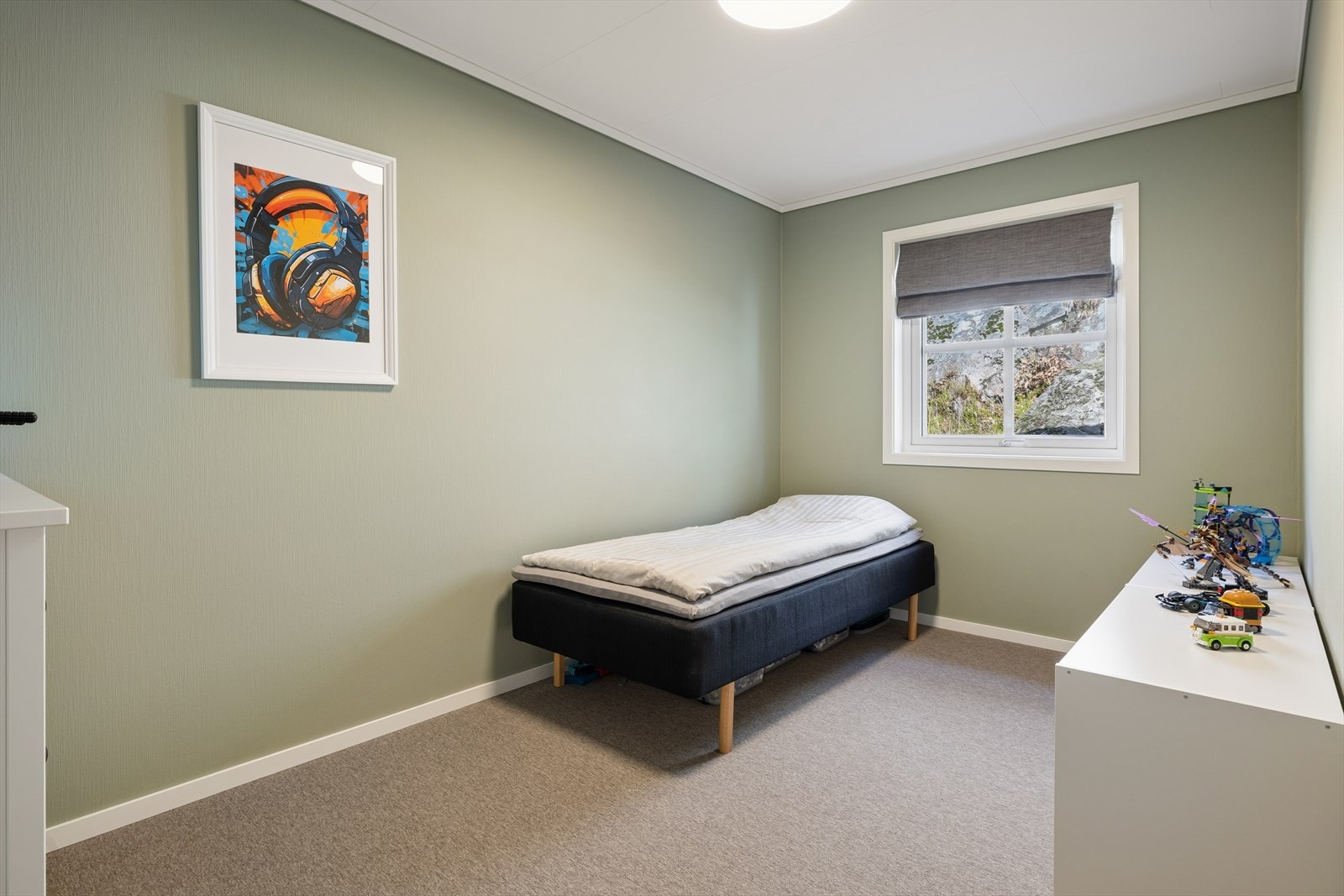 Alle soverommene i boligen er av god størrelse og det er plass til dobbeltseng med tilhørende møbler til. Galleribilde