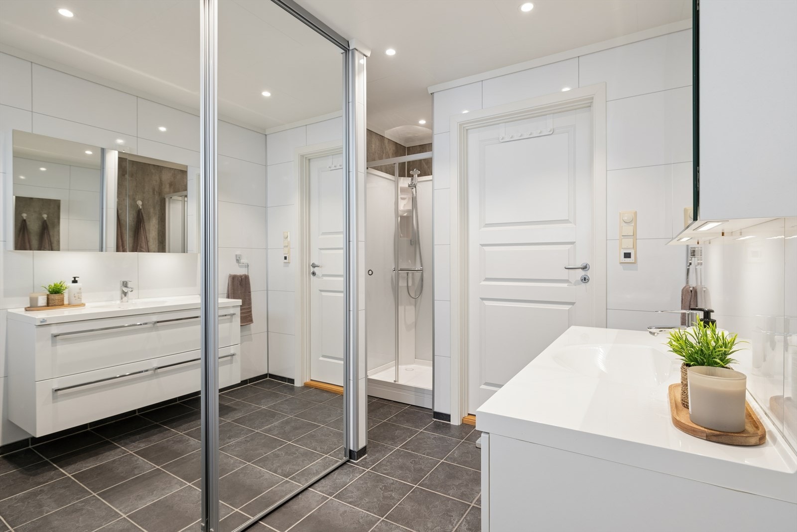 Totalrenovering av bad: ny støp, membran, fliser, baderomsplater, innredning og skyvedørsløsning. Montert nye fleksible slanger til VV-tank/toalett/vaskemaskin Galleribilde