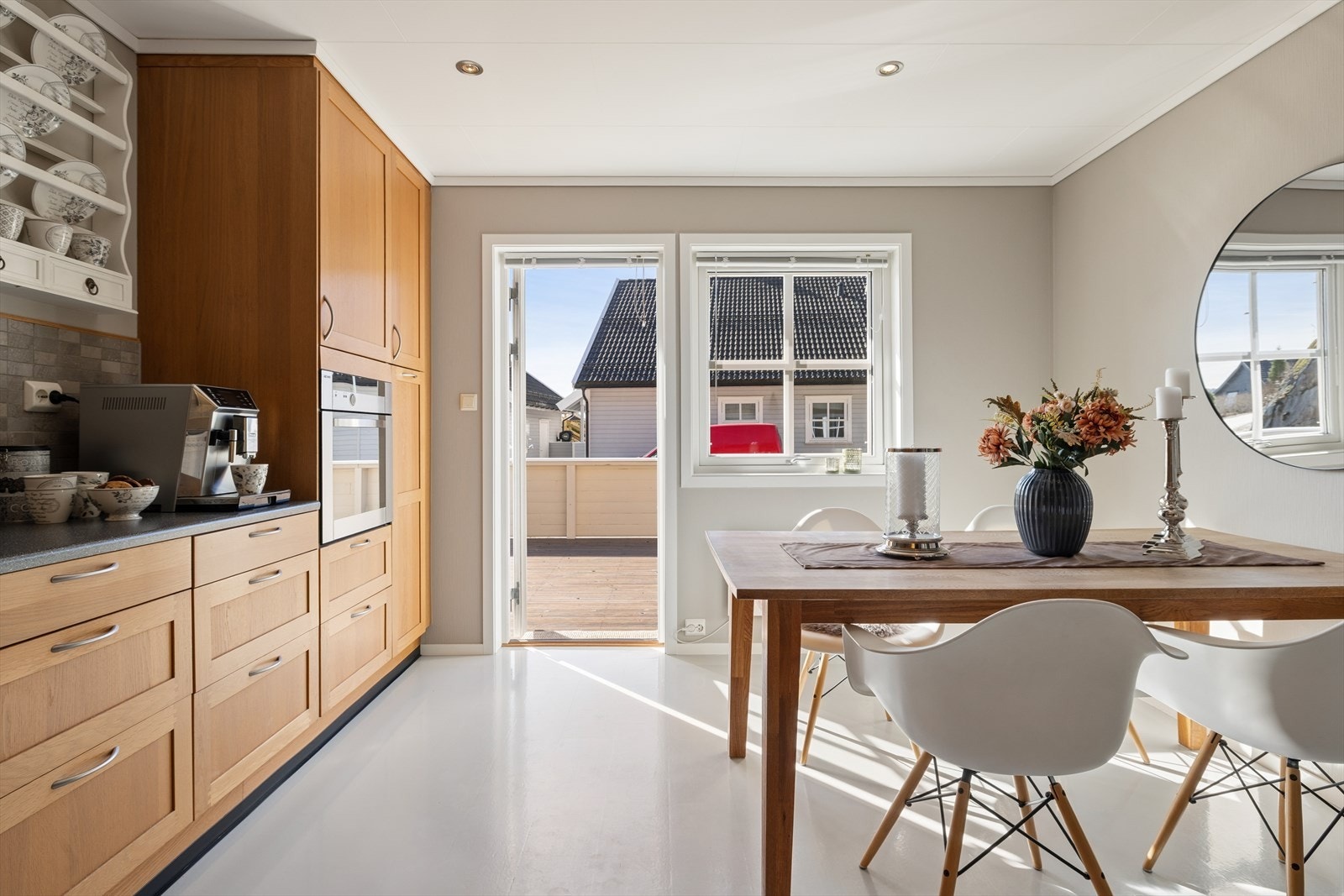 Kjøkkenet ligger i tilknytning til stuen og har utgang til balkong - perfekt til morgenkaffen. Galleribilde