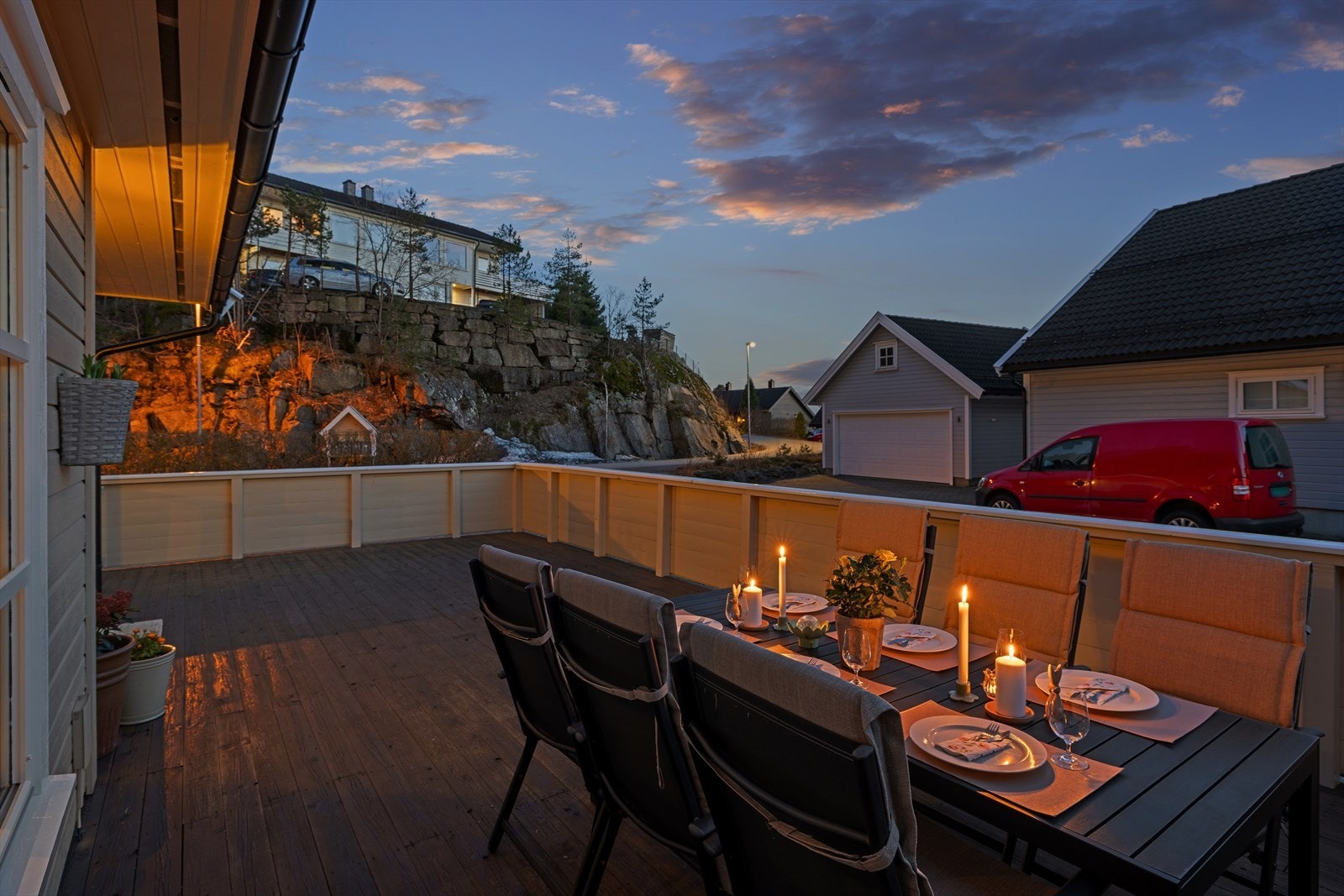 Dette er en innholdsrik og velholdt bolig over to plan, perfekt for deg som ønsker god plass og moderne standard. Galleribilde