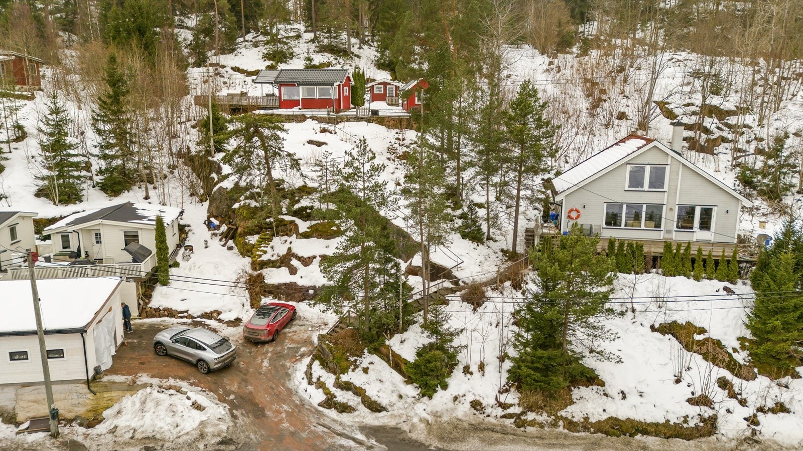 Hytta ligger praktisk til privat parkering. Galleribilde