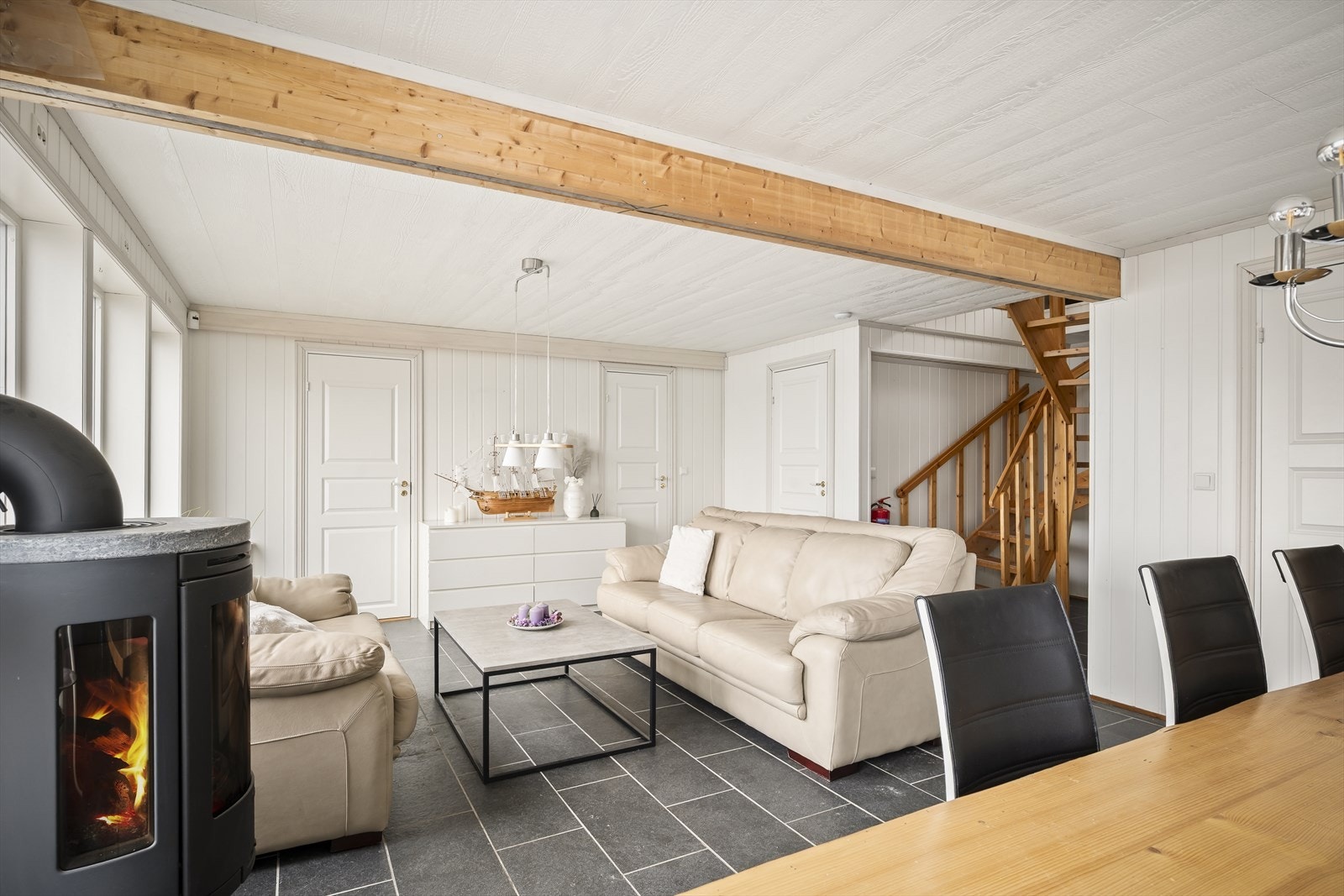 Lys og flott stue med fliser på gulv! Galleribilde