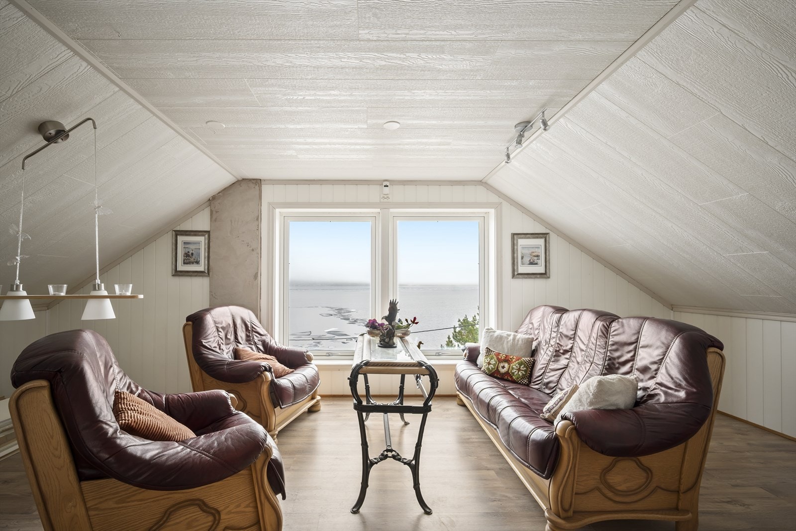 Loftstuen har store vindusflater som gir rikelig med lys. Galleribilde