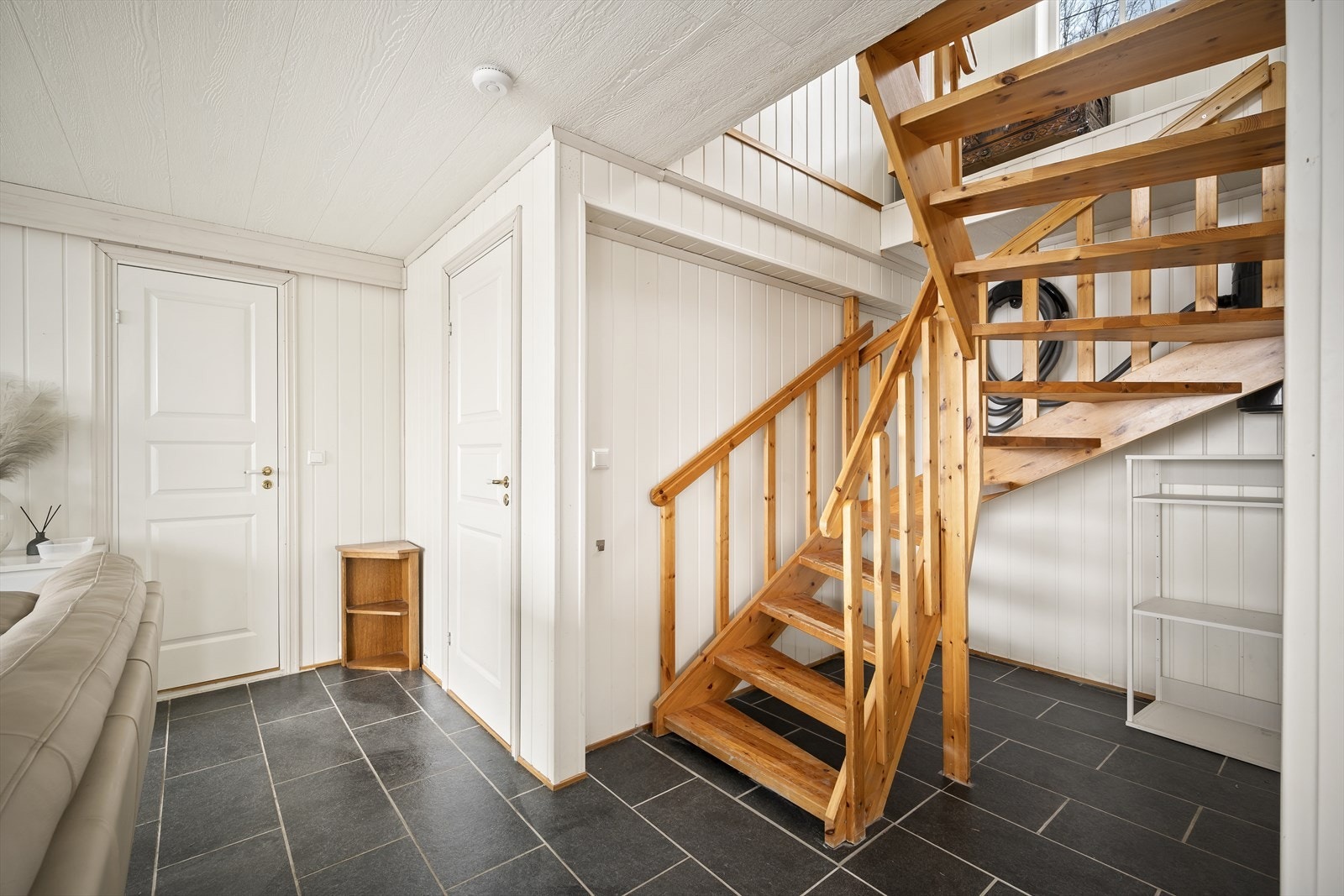 Trappen der deg opp til 2. etasje hvor en finner loftstue og to sovealkover. Galleribilde
