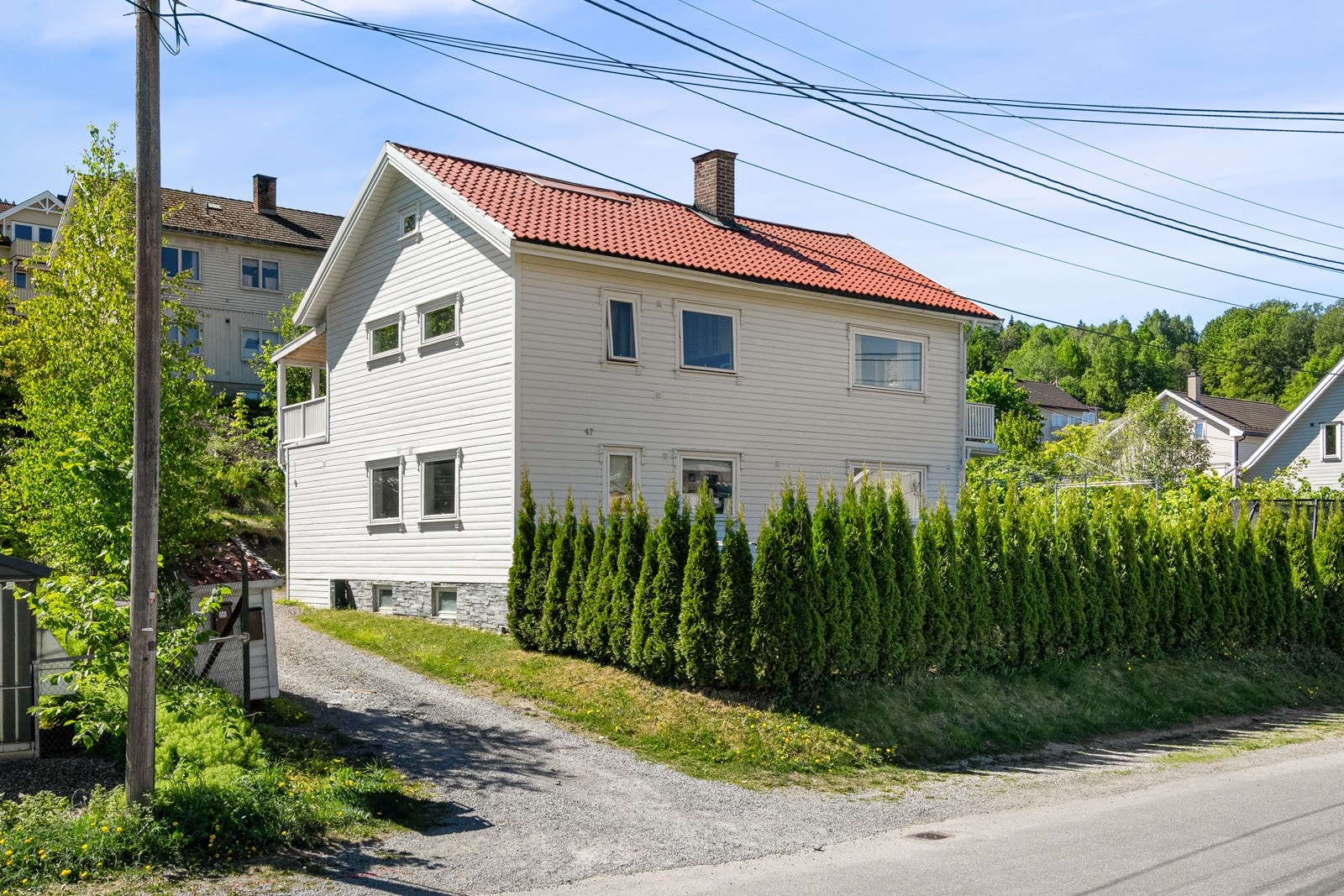 Privatmegleren ved Magnus Fevang Landgraff har gleden av å presentere denne tomannsboligen med to enheter, moderne standard og rammetillatelse for oppføring av garasje med 1 leilighet. Galleribilde
