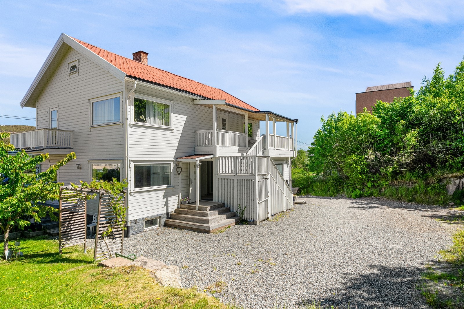 Velkommen til Skogliveien 47 - en velholdt og oppgradert tomannsbolig med gjennomtenkte løsninger og moderne standard! Galleribilde