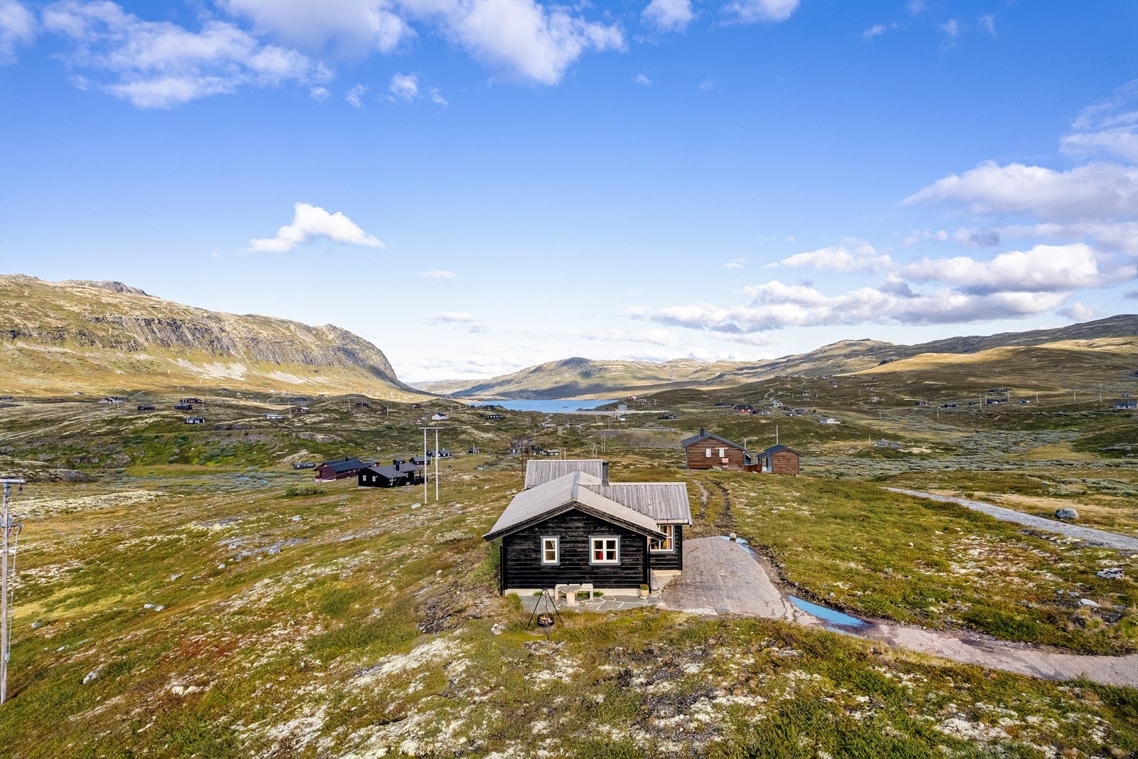 Frå eigedomen er det gode utfartmoglegheiter til nærområde og gode turmoglegheiter både sommars- og vinterstid. Galleribilde