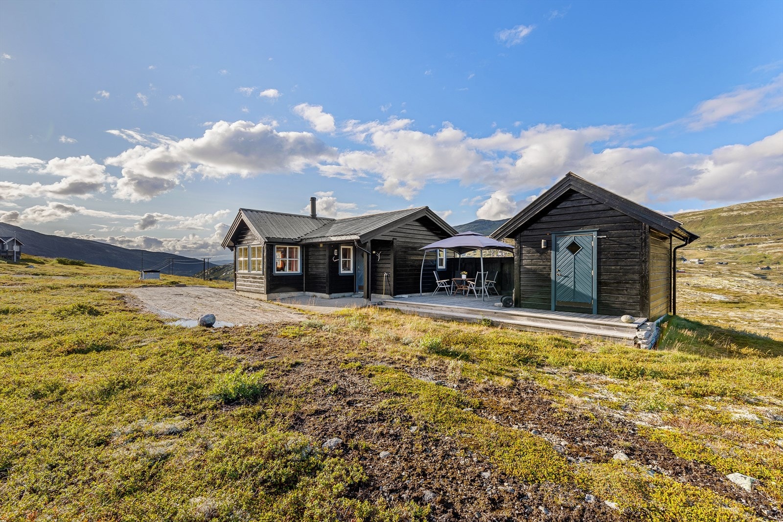 Mellom hytta og anneks, er det opparbeida ein godt planlagt terrasse som gjev ein stor og skjema uteplass. Galleribilde