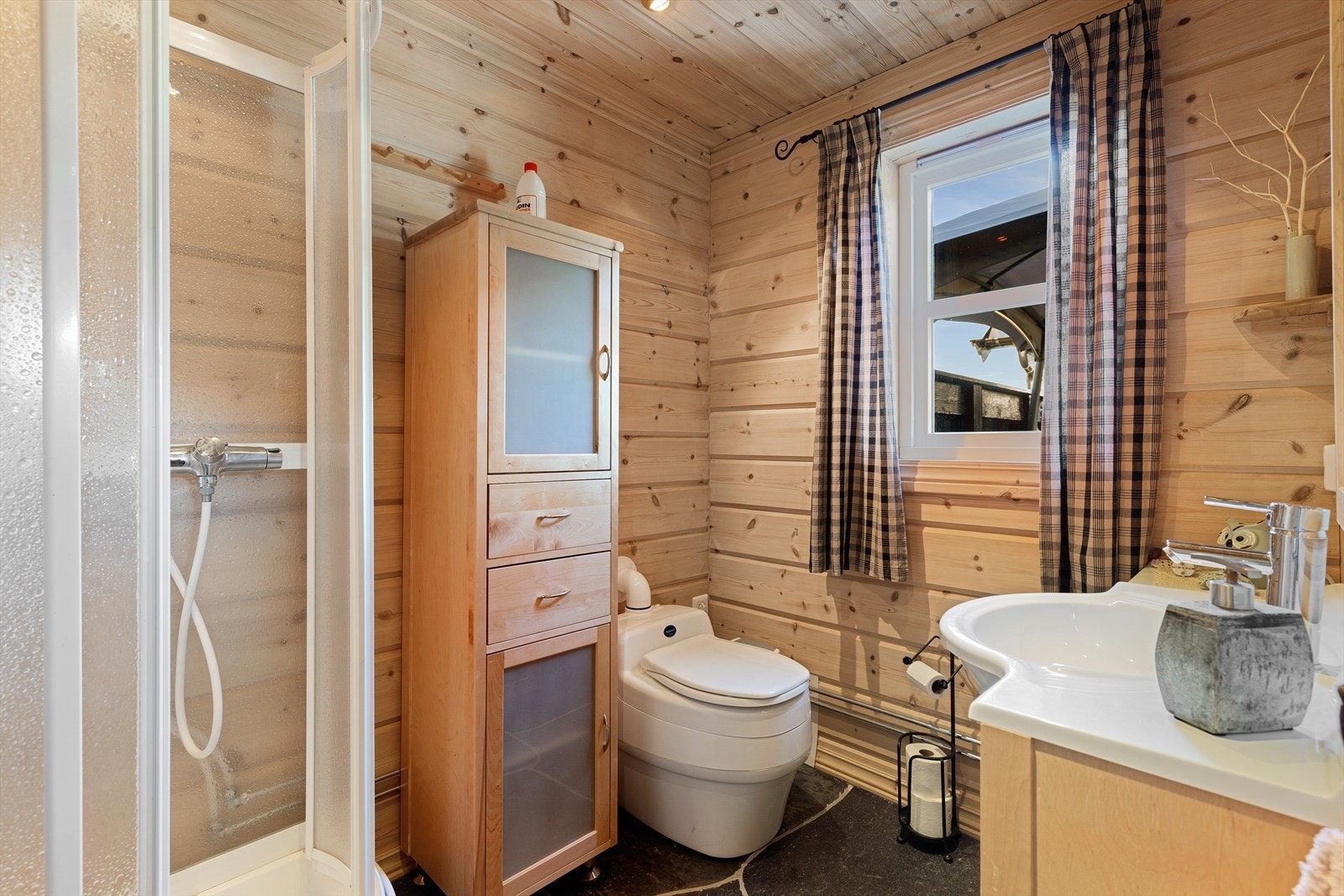 Badet har dusj og vask som kan nyttast med sommarvatn. Her har ein hyttetoalett. Galleribilde