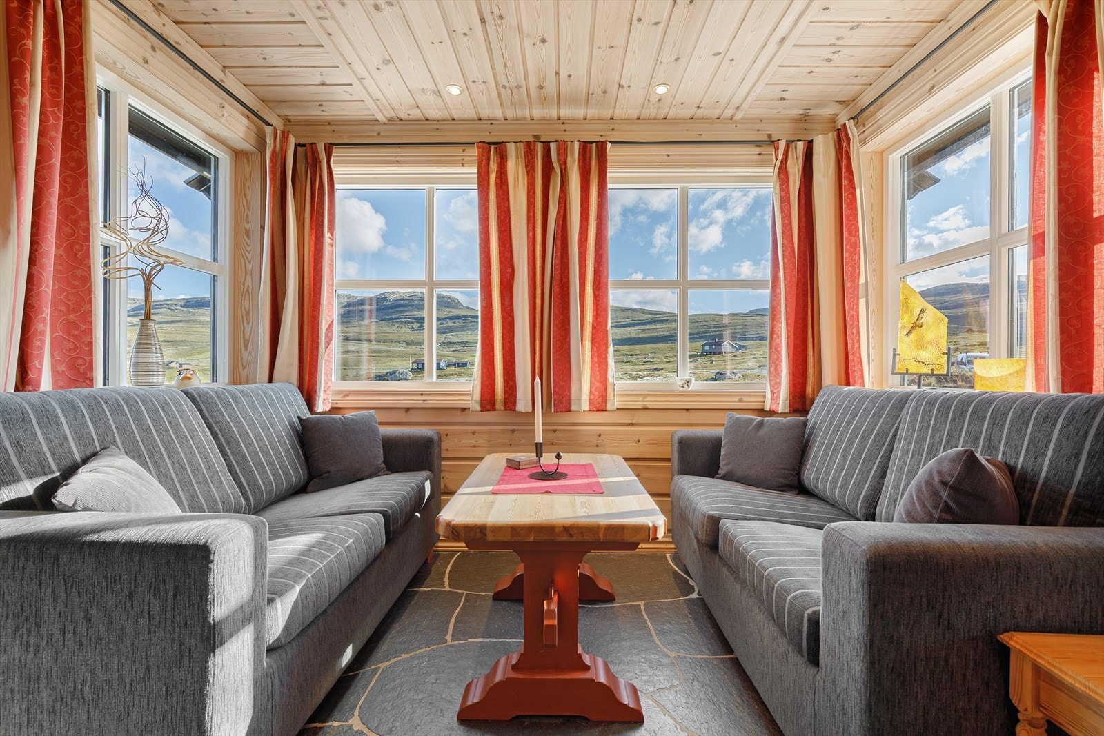 Sitteplassen har gode vindauge som slepp inn rikeleg med dagslys. Galleribilde