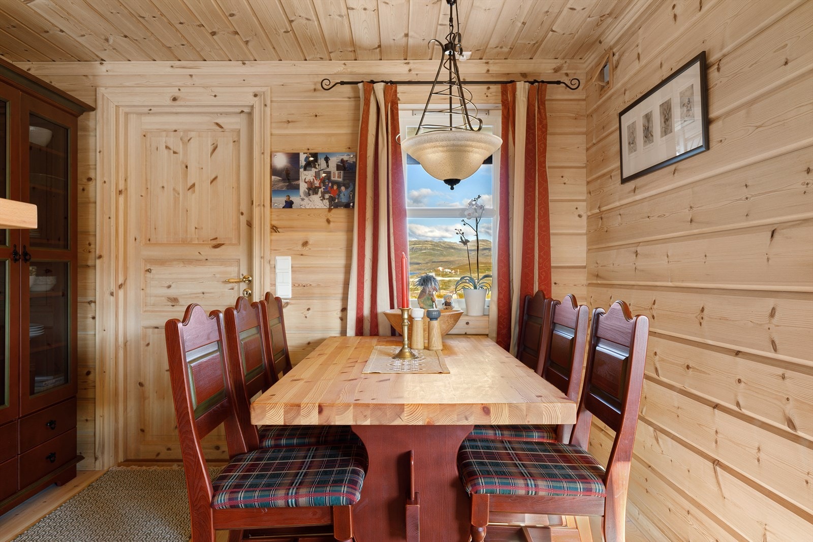 Det er god plass til eit romsleg spisebord for å samle heile familien på koselege middagar. Galleribilde