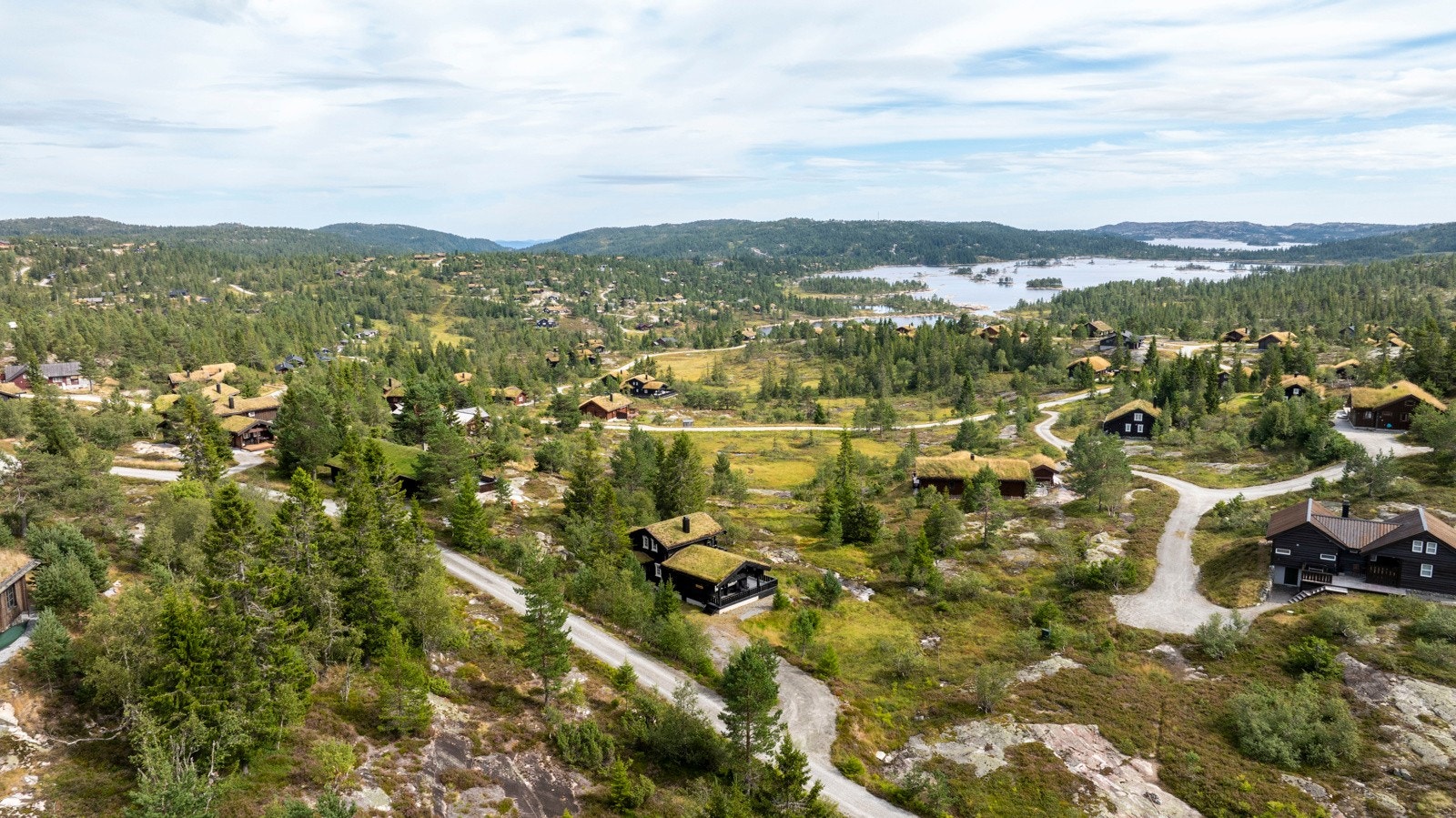Turområdene er like godt egnet for turer til fots og sykkel, som på ski. For den aktive er det på vinterstid 60 km med oppkjørte løyper i flott tereng. Galleribilde