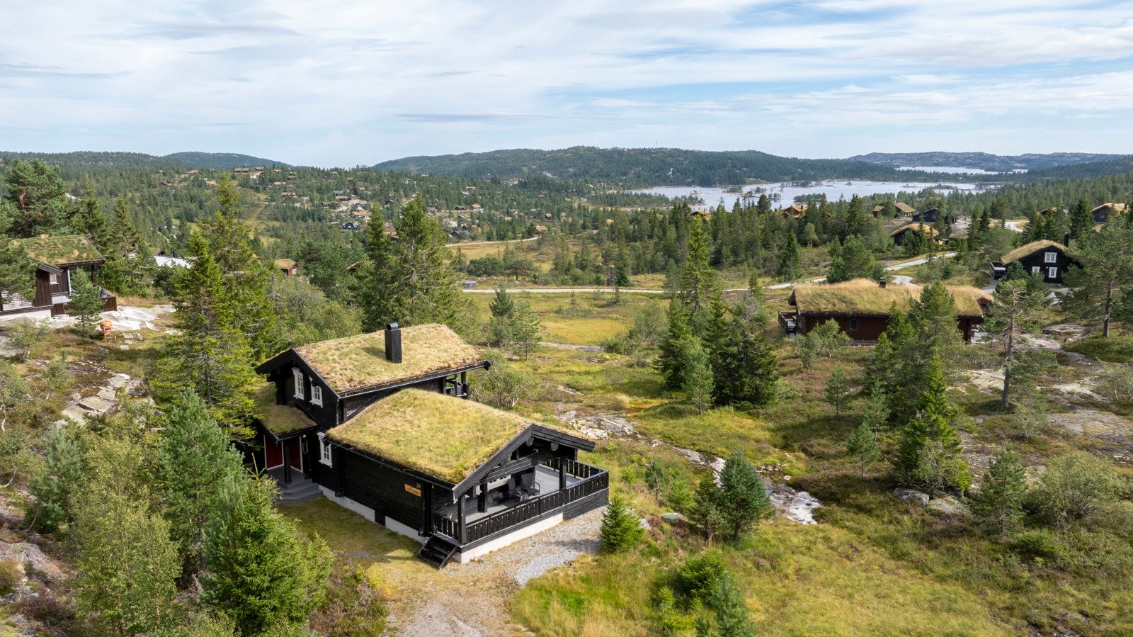 PRIVATmegleren Park ved Lars Jakob Aarak har gleden av å få presentere denne koselige hytten med idyllisk beliggenhet på Sylvtjønn/ Kyrkjebygdheia i Nissedal kommune. Galleribilde