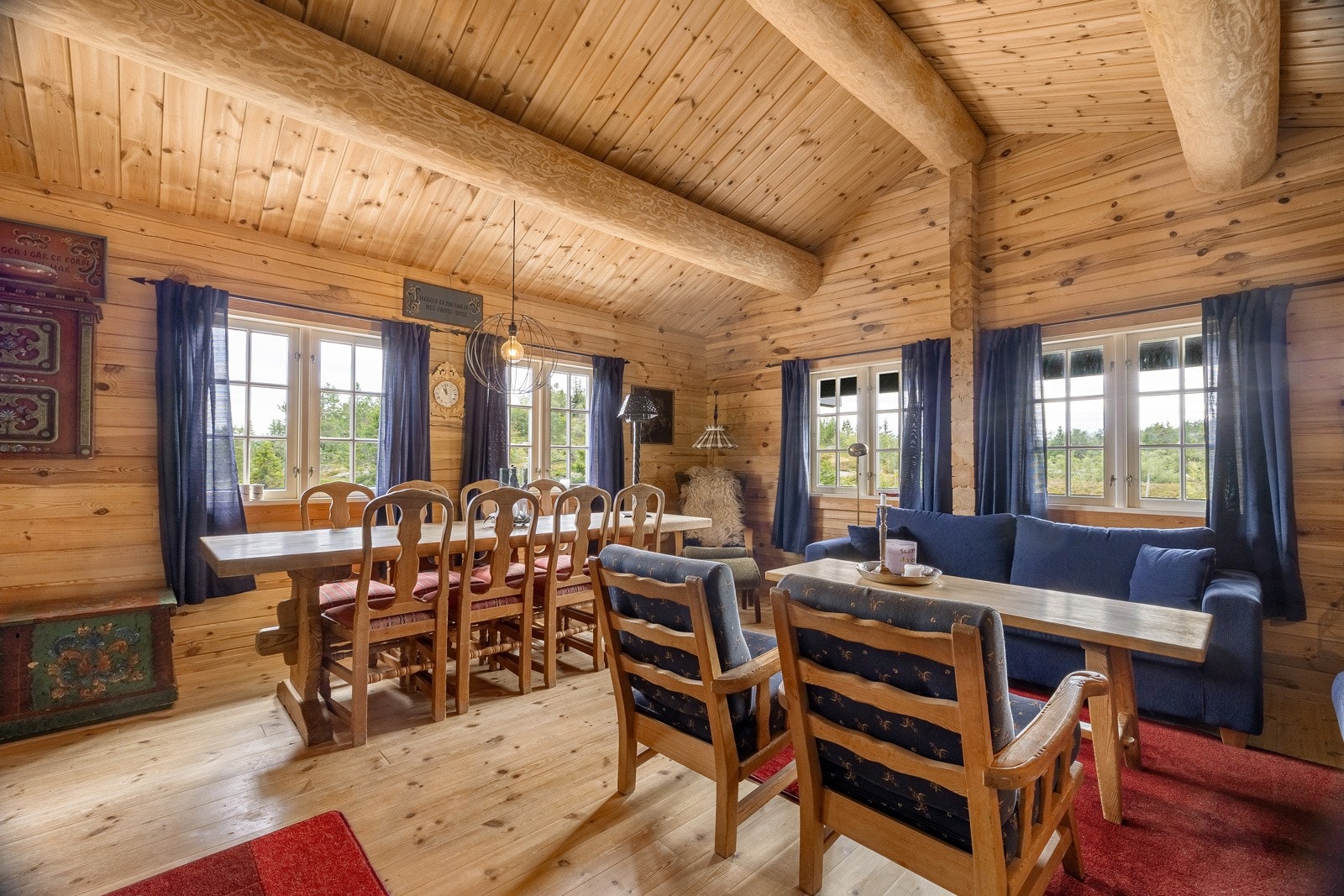 Stuen oppleves som stor og romslig, med svært gode møbleringsmuligheter for både sofagruppe, stuebord og tilhørende møblement. Galleribilde