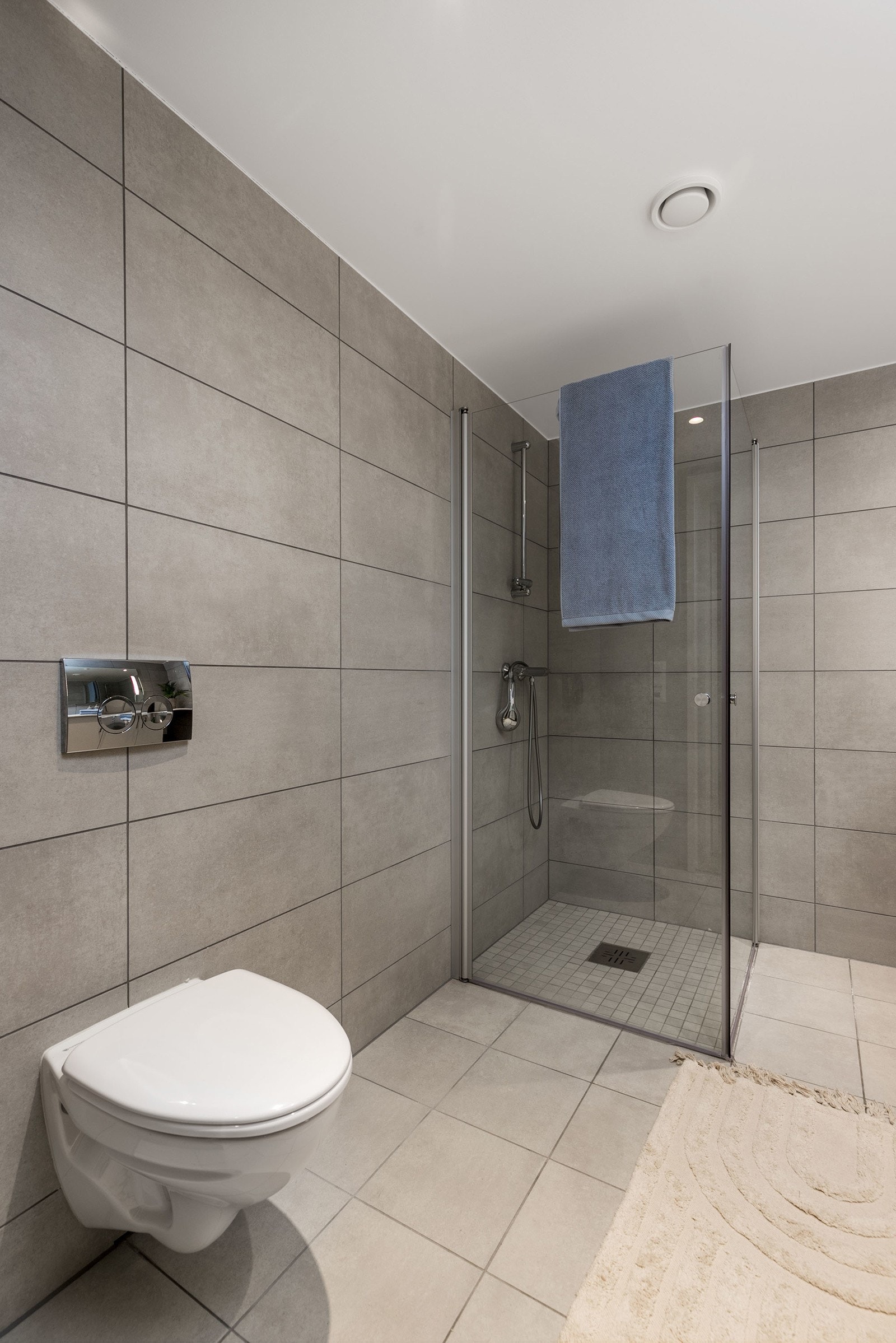 Badet har varmekabler i gulv. Opplegg for vaskemaskin. Galleribilde