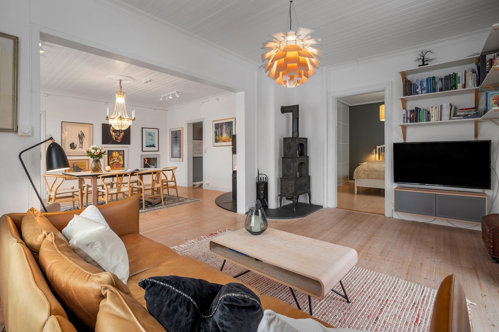 I stuen har du en lekker vedovn som bidrar til både varme og stemning i rommet. Leiligheten varmes opp via både elektrisitet og vedfyring. Selger opplyser om at det ble satt inn en ny vedovn i 2022. Galleribilde