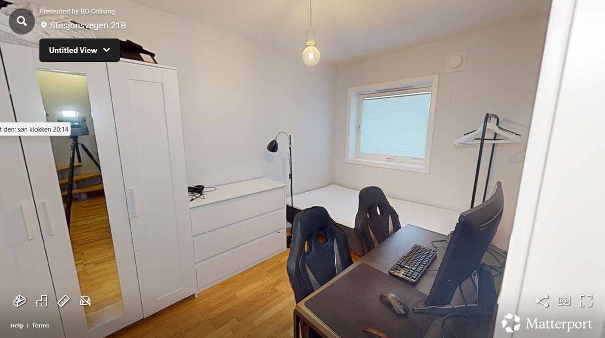 Leiligheten har et stort soverom som i dag er møblert. Det er plass til det man måtte trenge. I tillegg er det en stor skjermet hems i 2. etasje Galleribilde