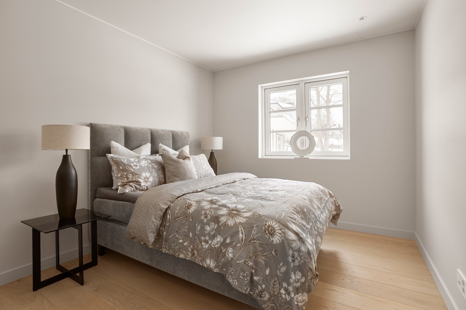 God plass til dobbeltseng og nattbord. Galleribilde