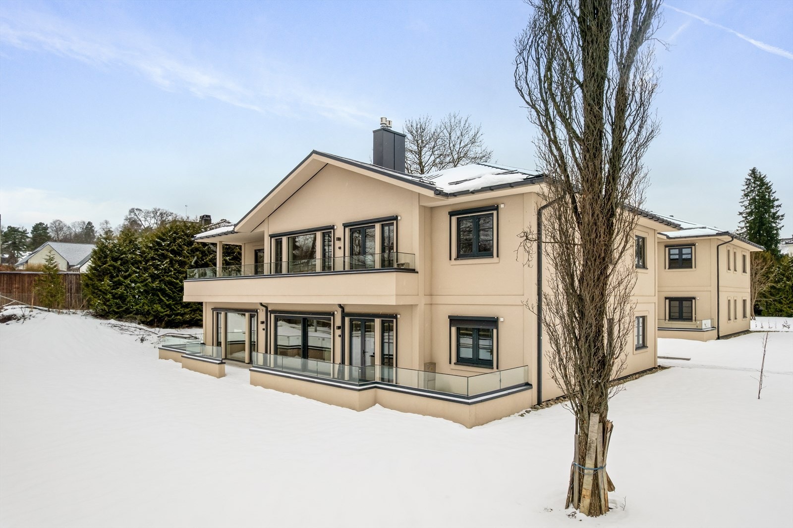 Fra eiendommen er det gangavstand til skoler, barnehage, T-bane og butikker, og det er ellers kort vei til idrettsanlegg og herlige turområder i marka. Galleribilde