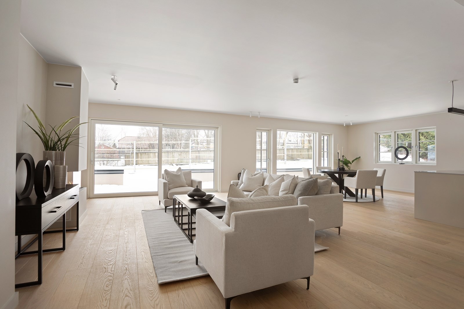 Leiligheten har en lys og romslig stue i åpen løsning med kjøkkenet. Galleribilde