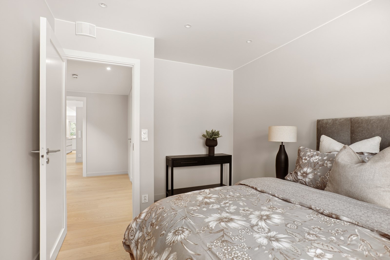 Det leveres ikke garderobeskap eller garderobeinnredninger, men det er avsatt plass til dette. Galleribilde