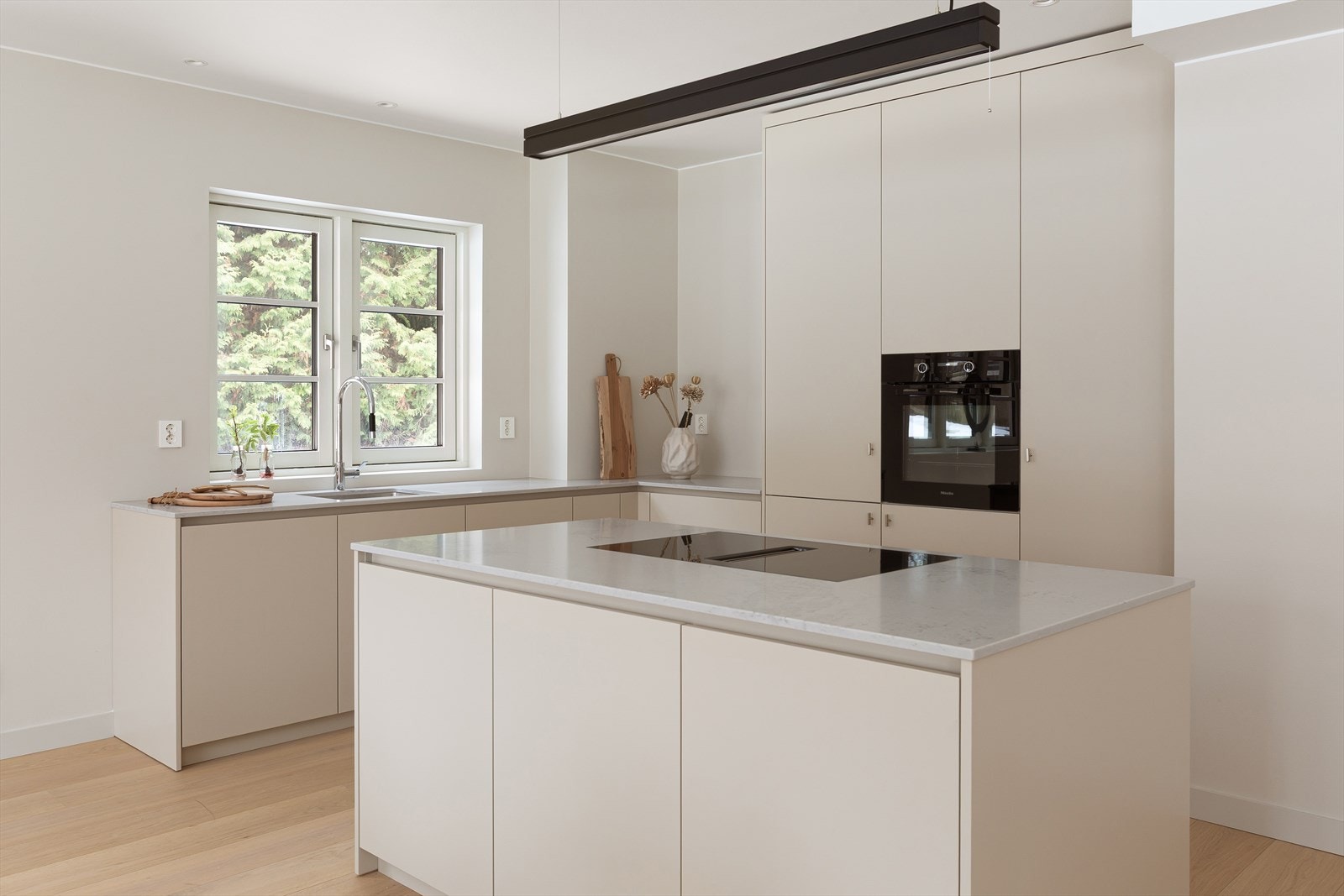 Påkostet kjøkken fra Kvänum med hvitevarer fra Miele. Galleribilde