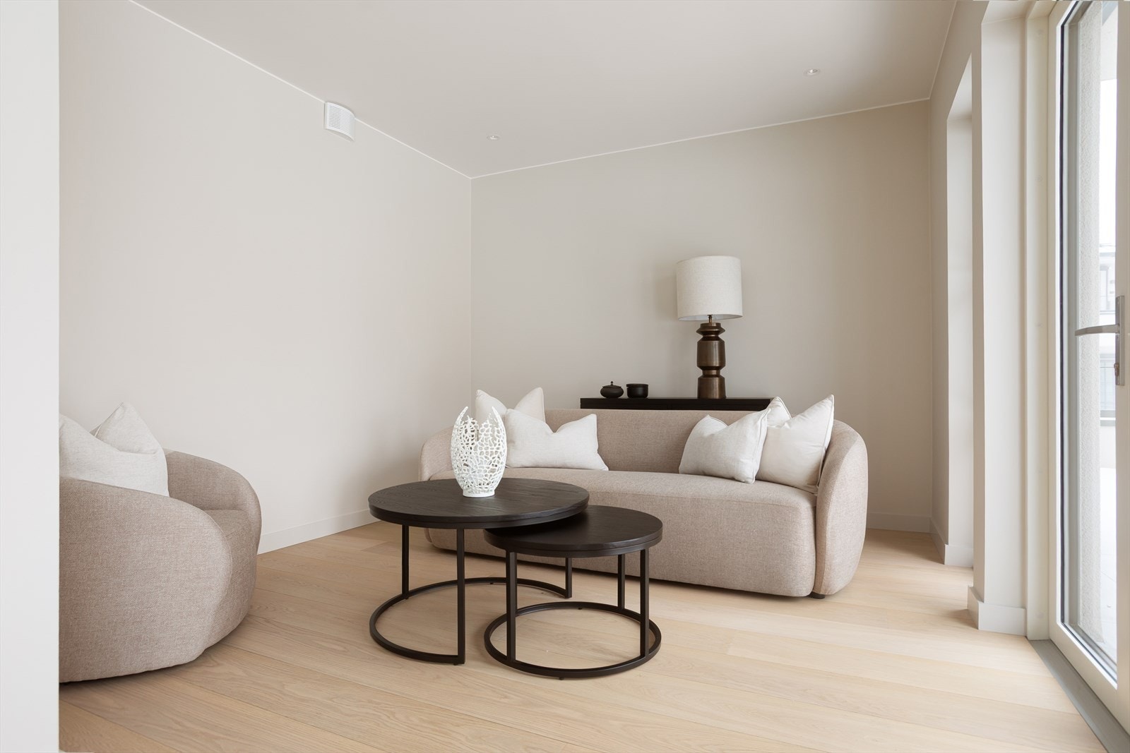 Her har du mulighet for tv-stue, bibliotek eller soverom 3. Boligen leveres med to soverom og en åpen tv-stue/kontor. Selger kan sette opp vegg med skyvedør dersom det er ønskelig å benytte rommet som soverom. Galleribilde