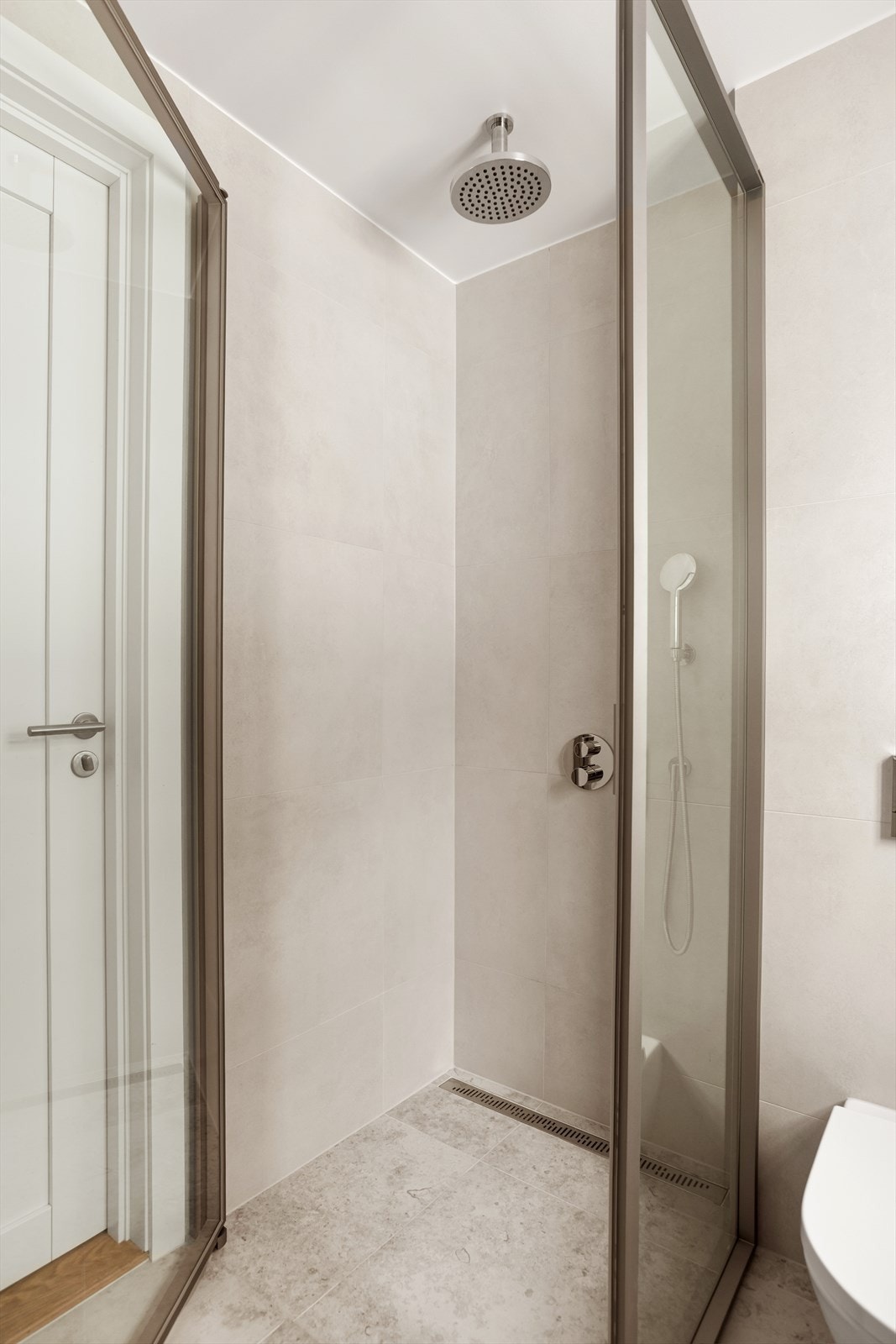 Regnfallsdusj med dusjvegger i herdet glass. Galleribilde