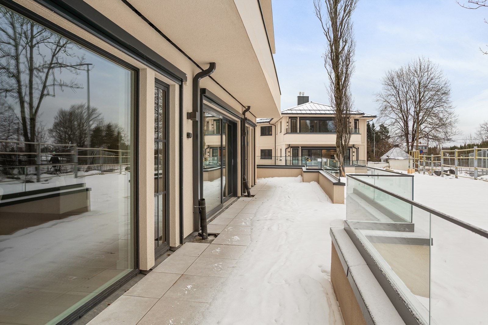 Utenfor stuen ligger markterrassen på hele 41 kvm med god plass til flere soner med sittegrupper. Galleribilde