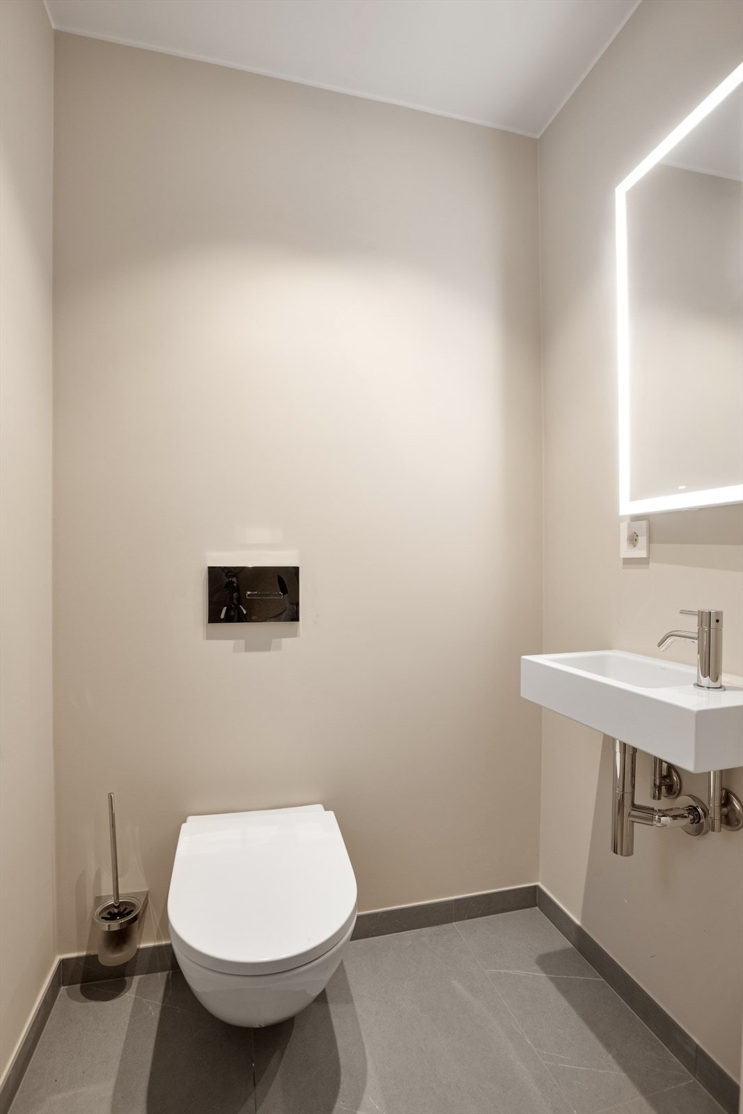 Praktisk gjestetoalett i entré. Galleribilde