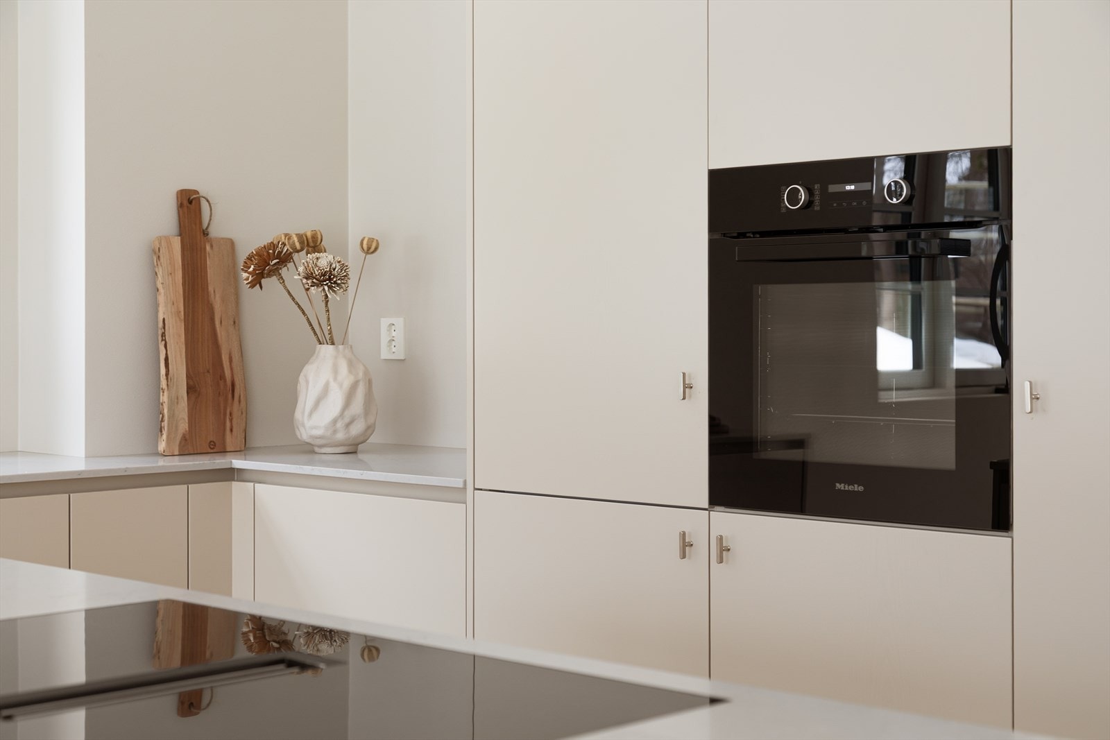 Kjøkkenet har godt med benk- og skapplass. Galleribilde