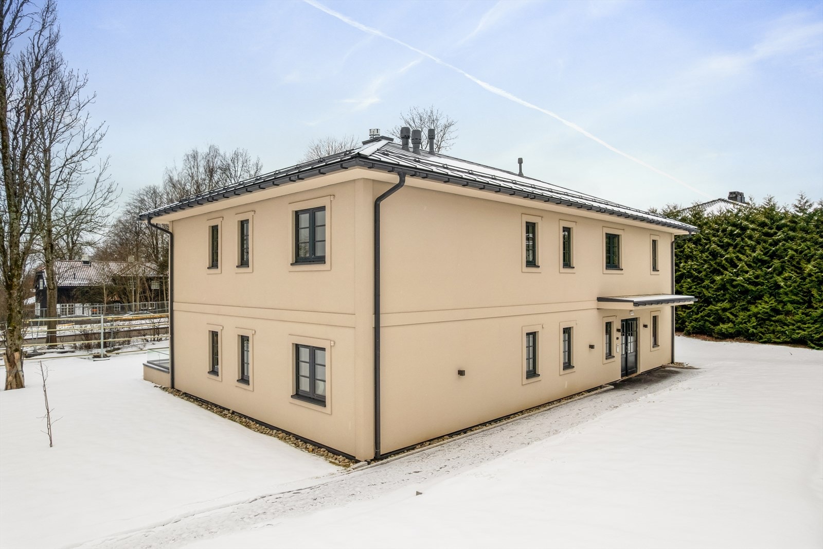 De to seksjonene i bygget har felles entré i 1. etasje, men unntak av det er leiligheten i hele 1. etasje. Galleribilde