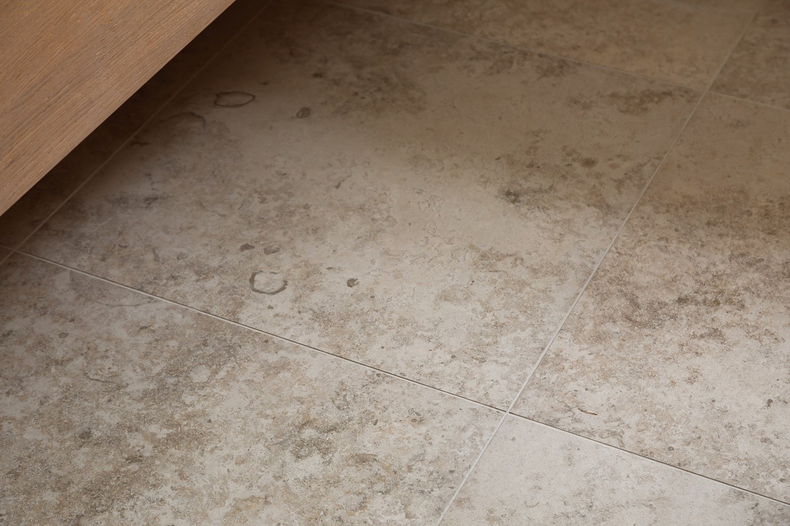 Fliser av typen Kendo Light fra Living Ceramics. Galleribilde