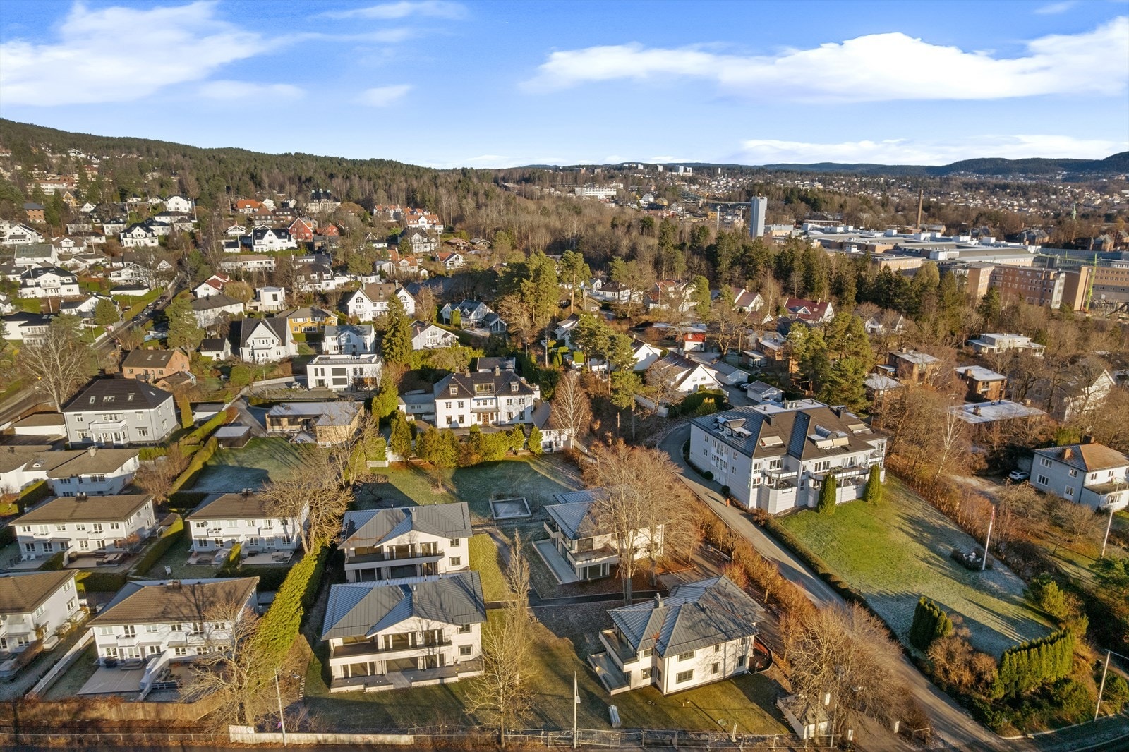 Eiendommen ligger i et attraktivt og sentralt boligområde på Ris i Oslo, mellom Slemdal og Vinderen. Galleribilde