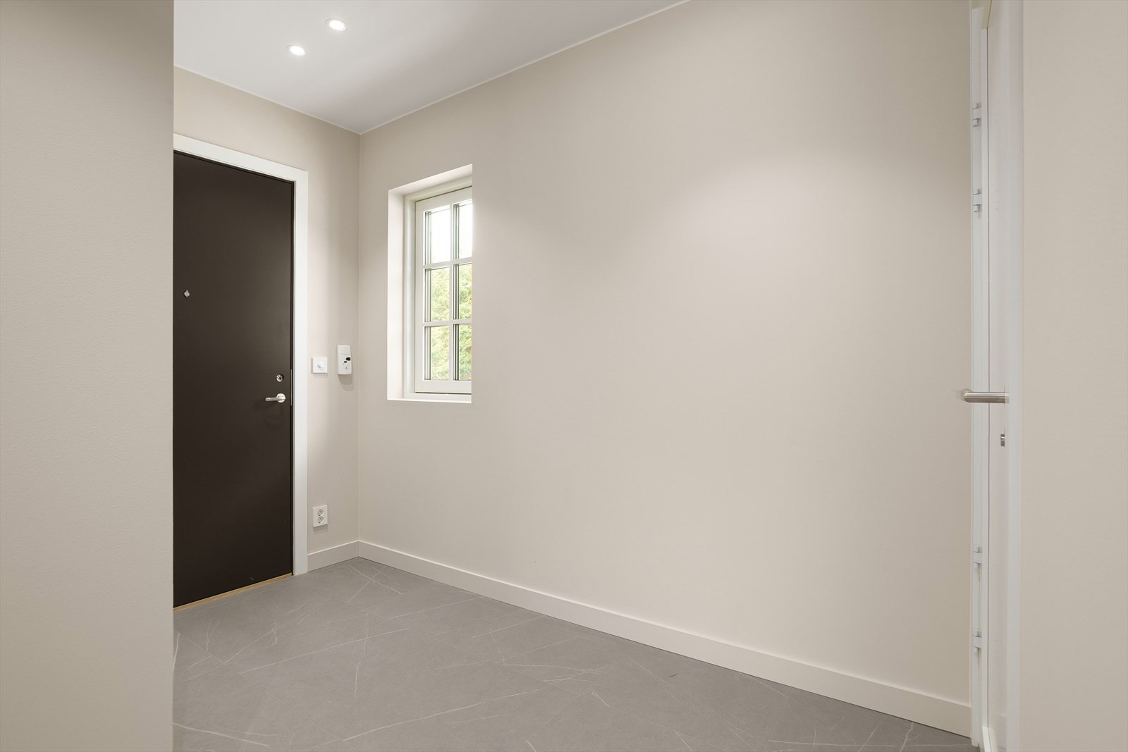 Fliser fra Living Ceramics på gulv og veggene er malt i fargen kalk. Galleribilde