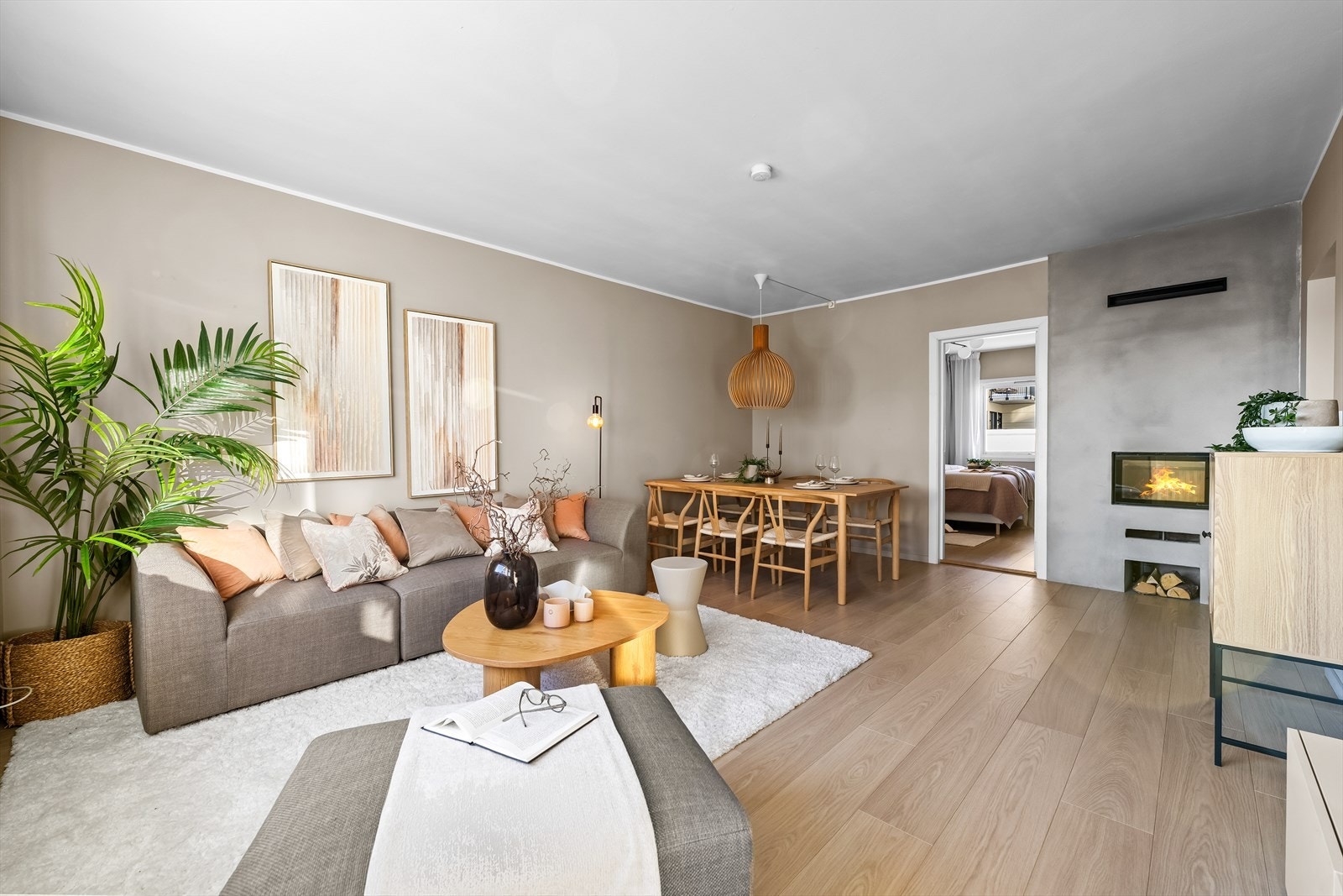 Stuen har en naturlig inndeling med plass til både sofagruppe og romslig spiseplass. Galleribilde