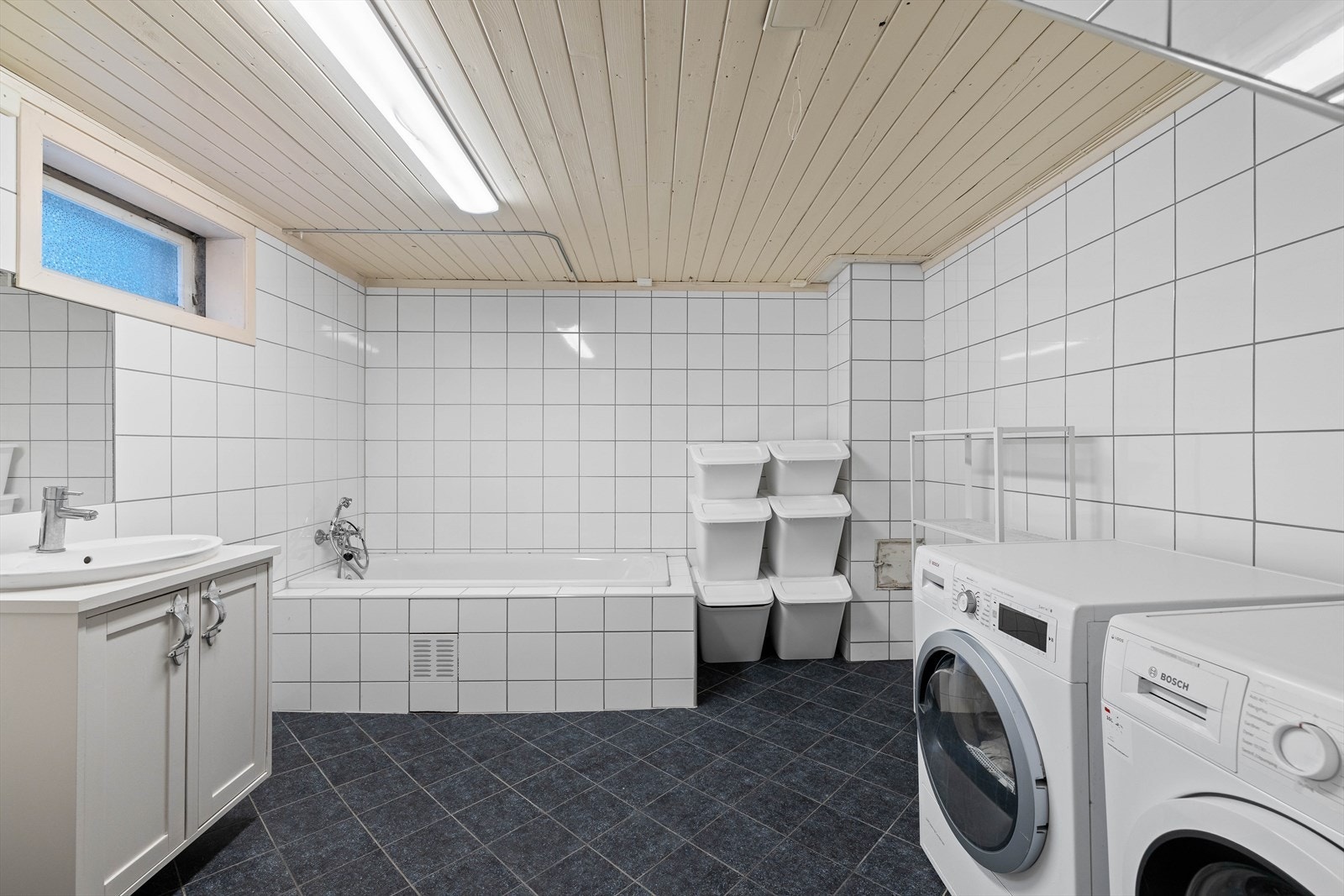 Badet i kjelleretasjen er fra 2008. Bader har fliser på veggene og gulvet Galleribilde