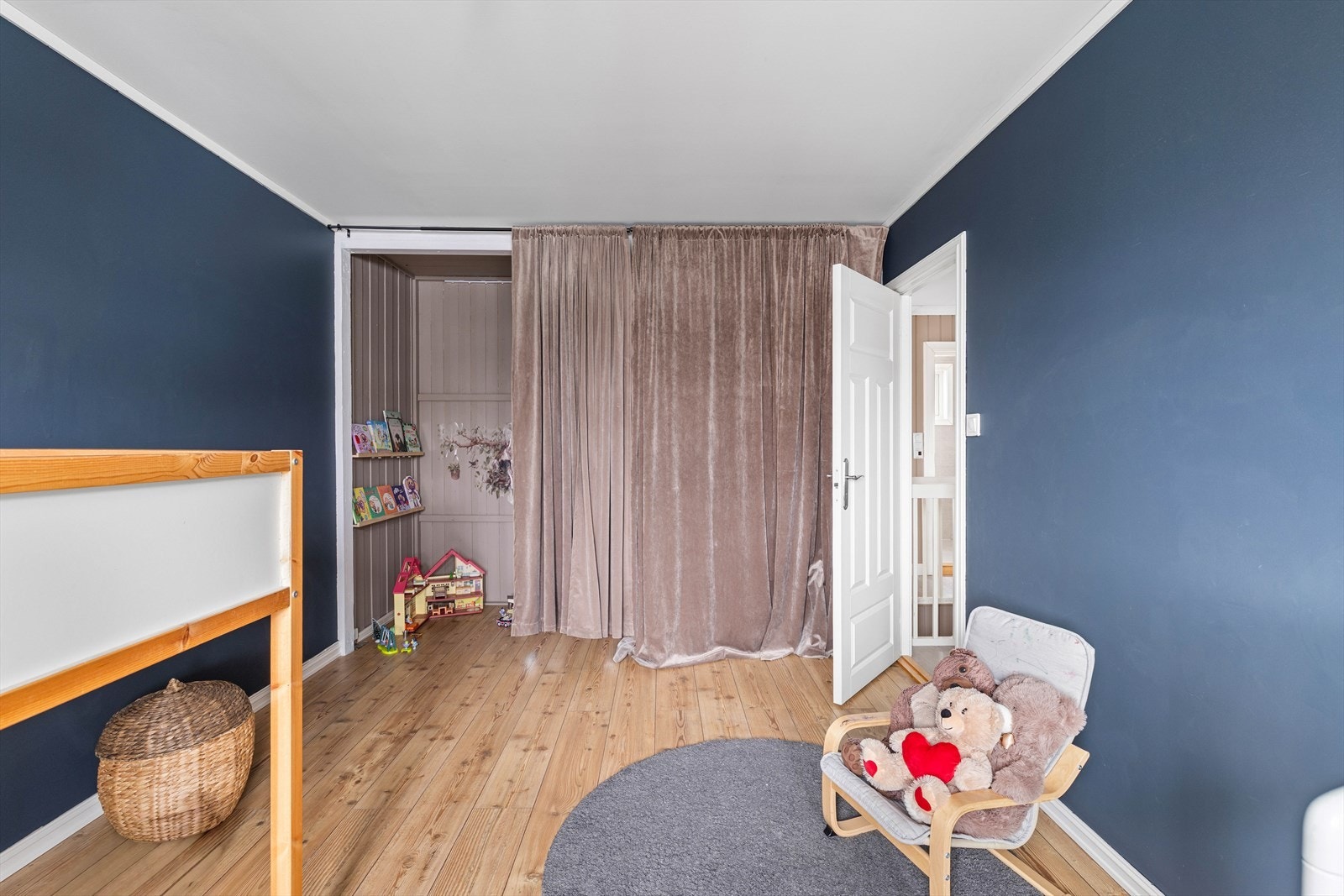 På soverommet er det plass til en garderobeløsning, seng og annet ønsket møblement Galleribilde