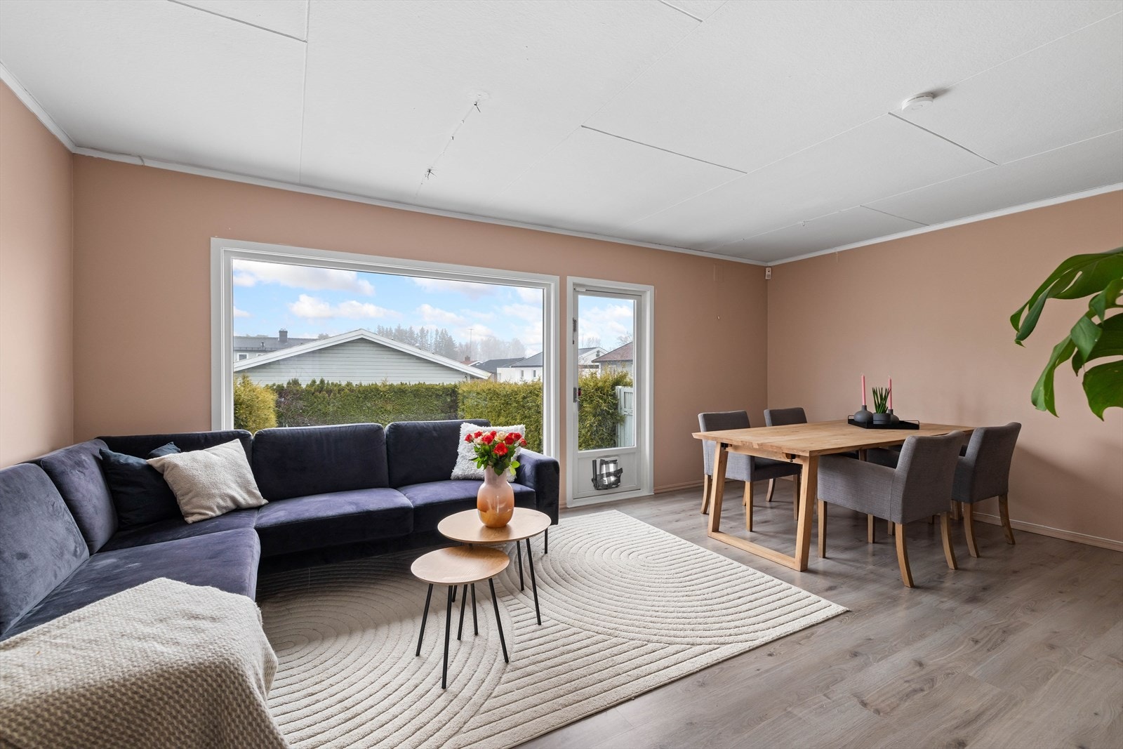 Fra stuen er det direkte utgang til terrassen og hagen Galleribilde