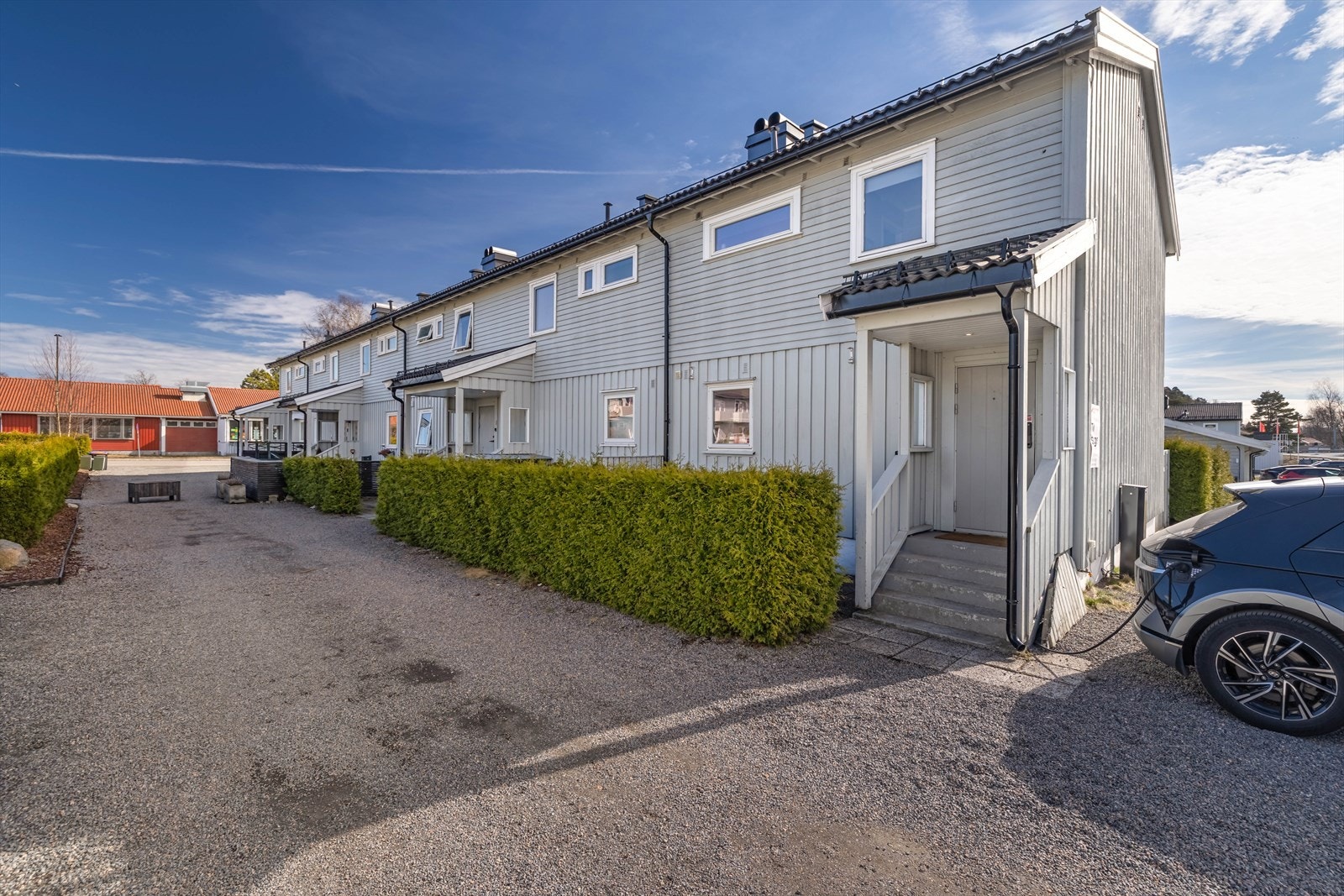 Rekkehuset ligger på enden av rekken og har en flott intern beliggenhet. Den medfølgende garasjeplassen ligger nærmest boligen. På endeveggen av boligen er det montert el-billader Galleribilde