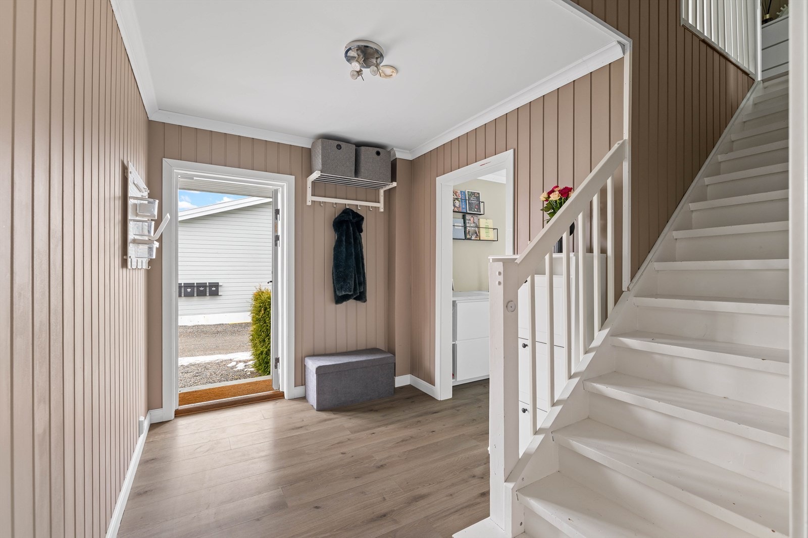 Velkommen inn! Det er plass til å henge fra seg yttertøyet og sette fra seg skoene i gangen Galleribilde